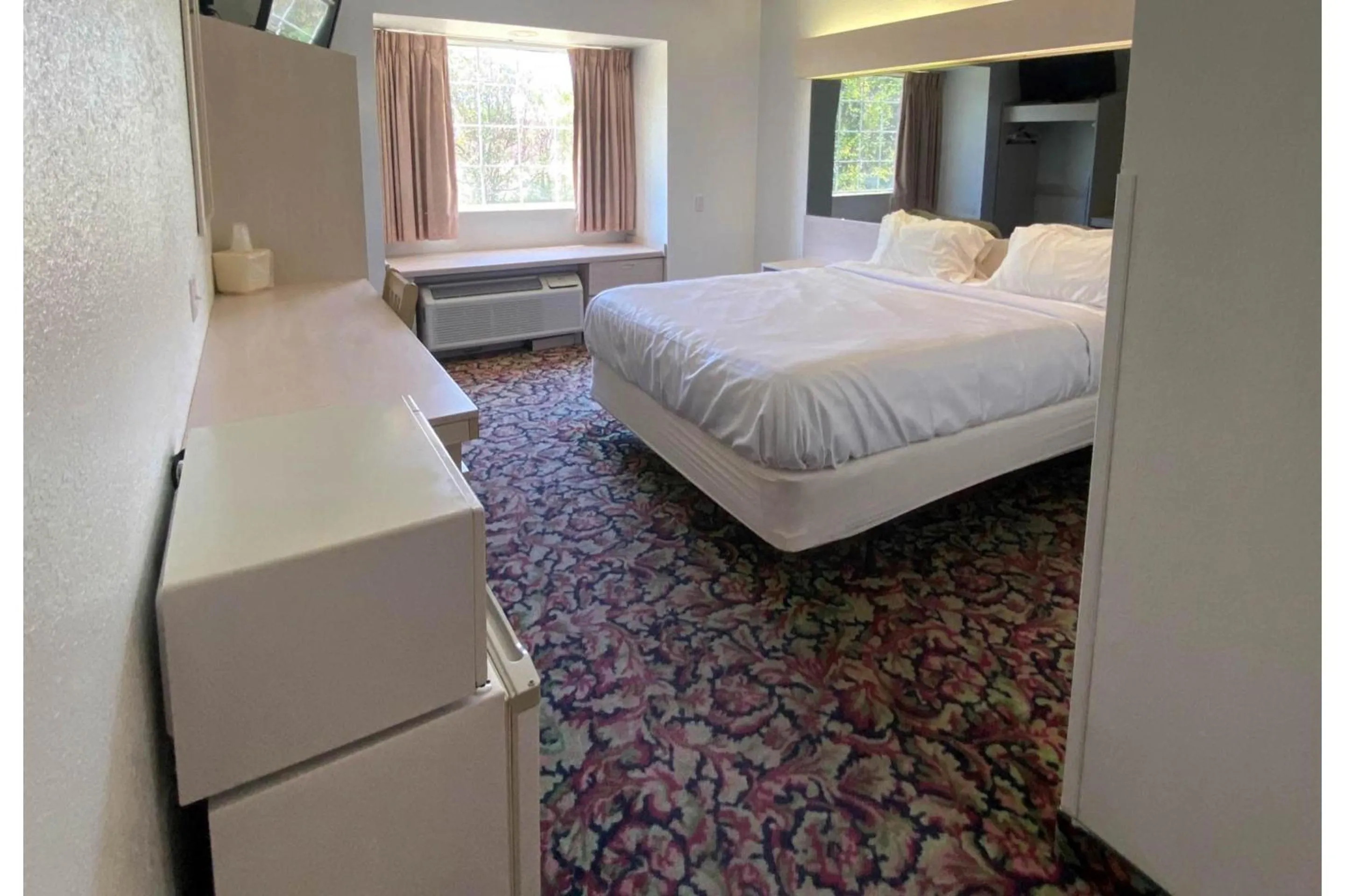 Bedroom, Bed in Studio 6 McAlester OK South