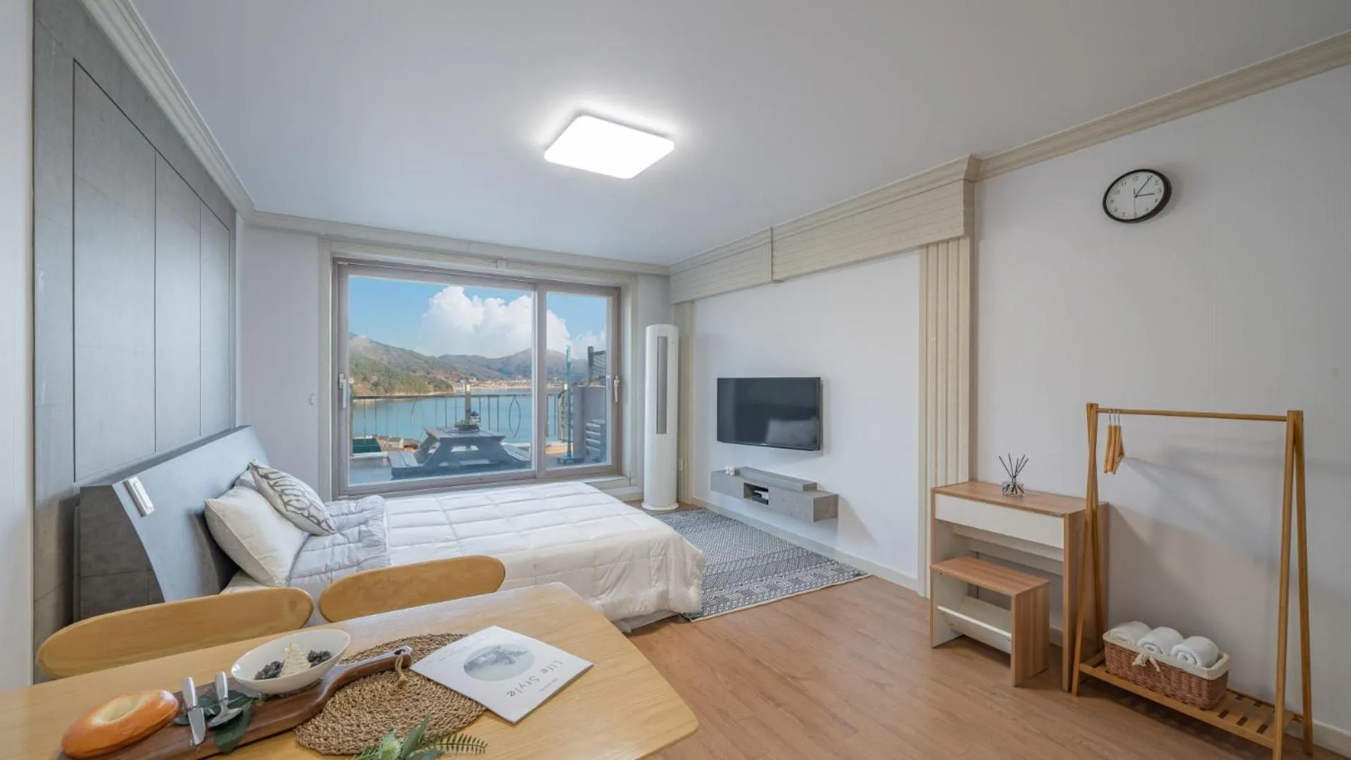 Communal lounge/ TV room, Bed in Maremonte Pension