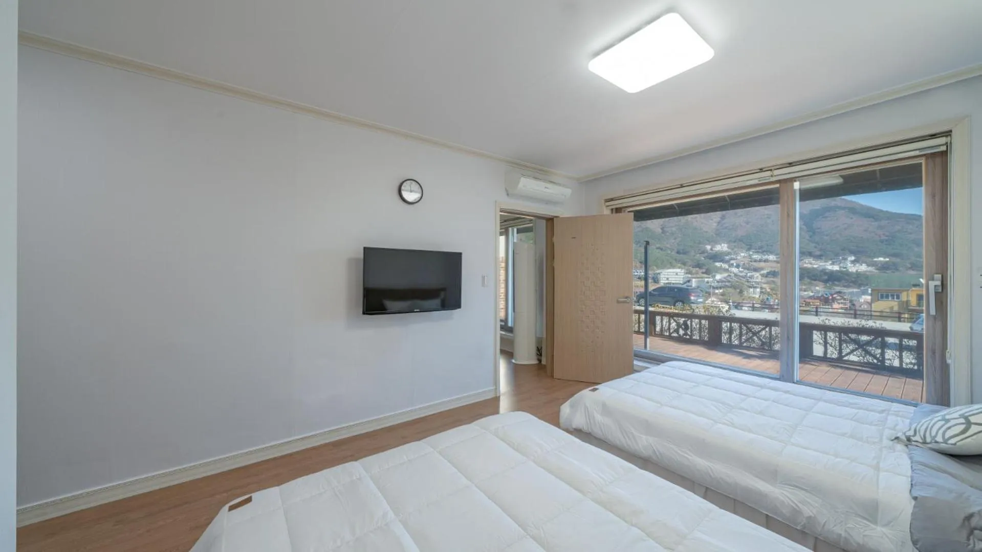 Communal lounge/ TV room, Bed in Maremonte Pension