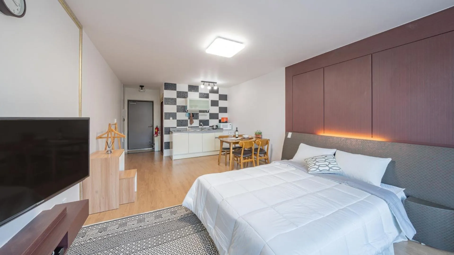 Communal lounge/ TV room, Bed in Maremonte Pension