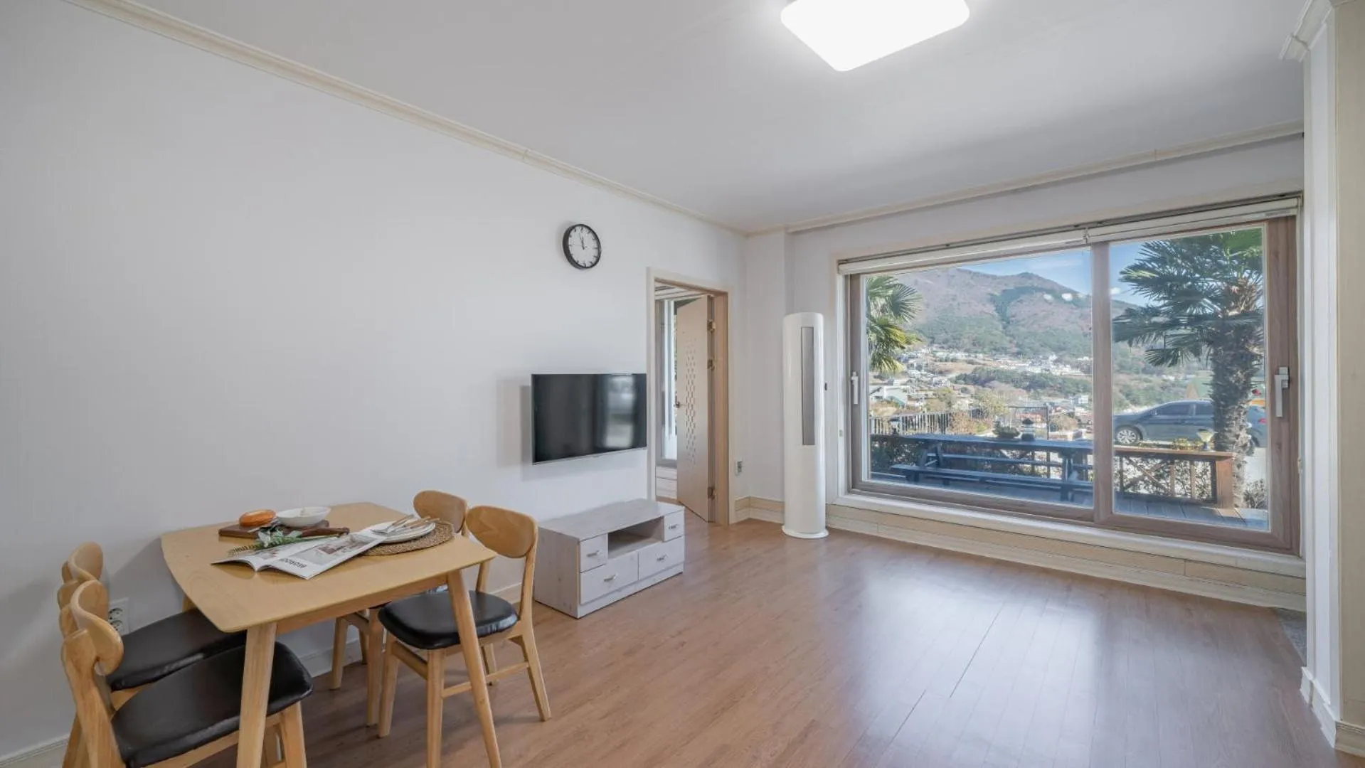 Communal lounge/ TV room in Maremonte Pension