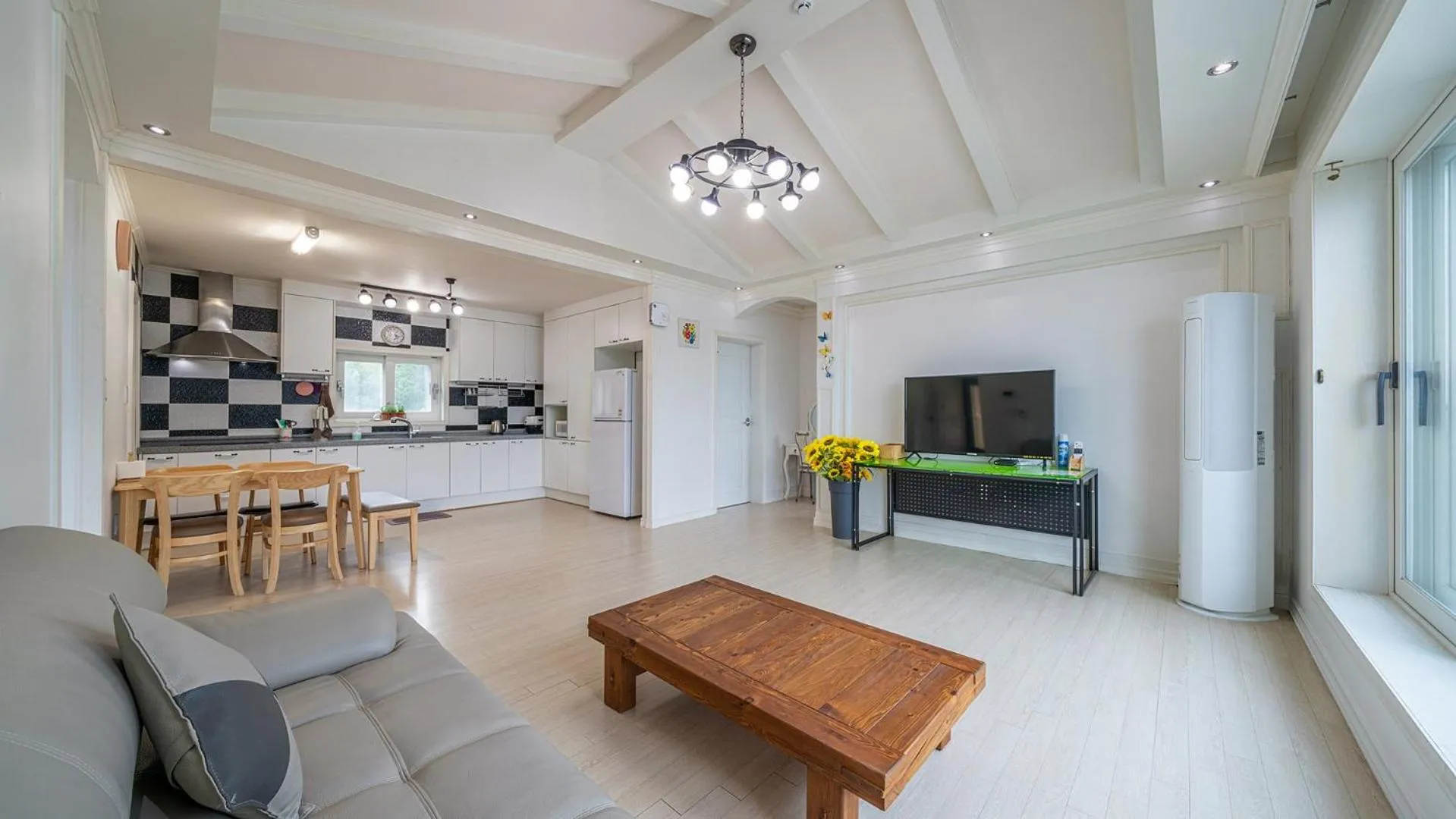 Communal lounge/ TV room in Maremonte Pension