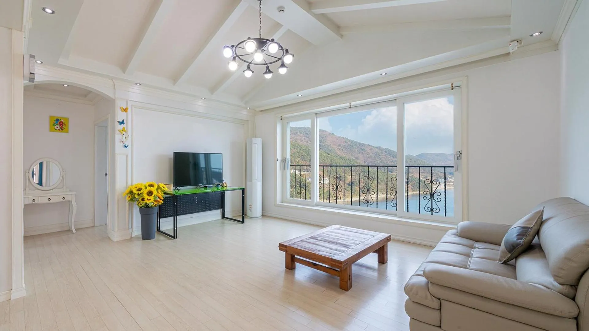 Communal lounge/ TV room in Maremonte Pension