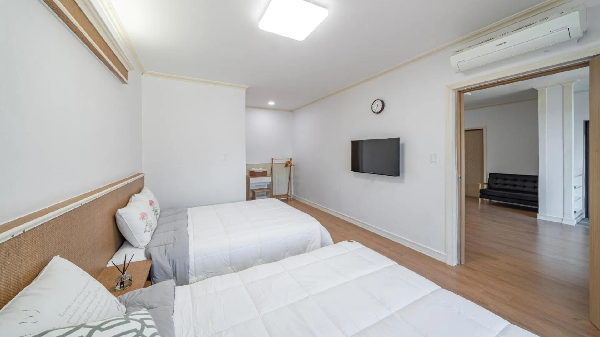 Communal lounge/ TV room, Bed in Maremonte Pension