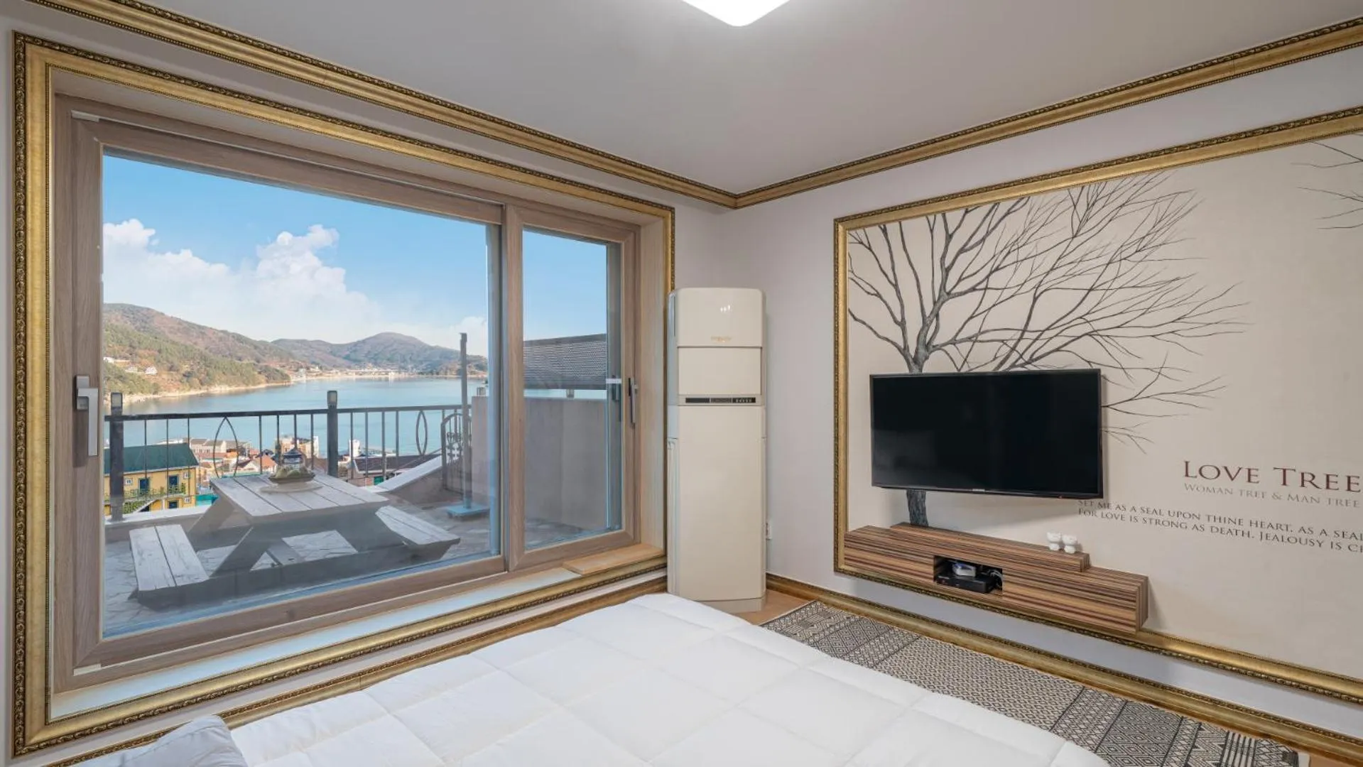 Communal lounge/ TV room, Bed in Maremonte Pension