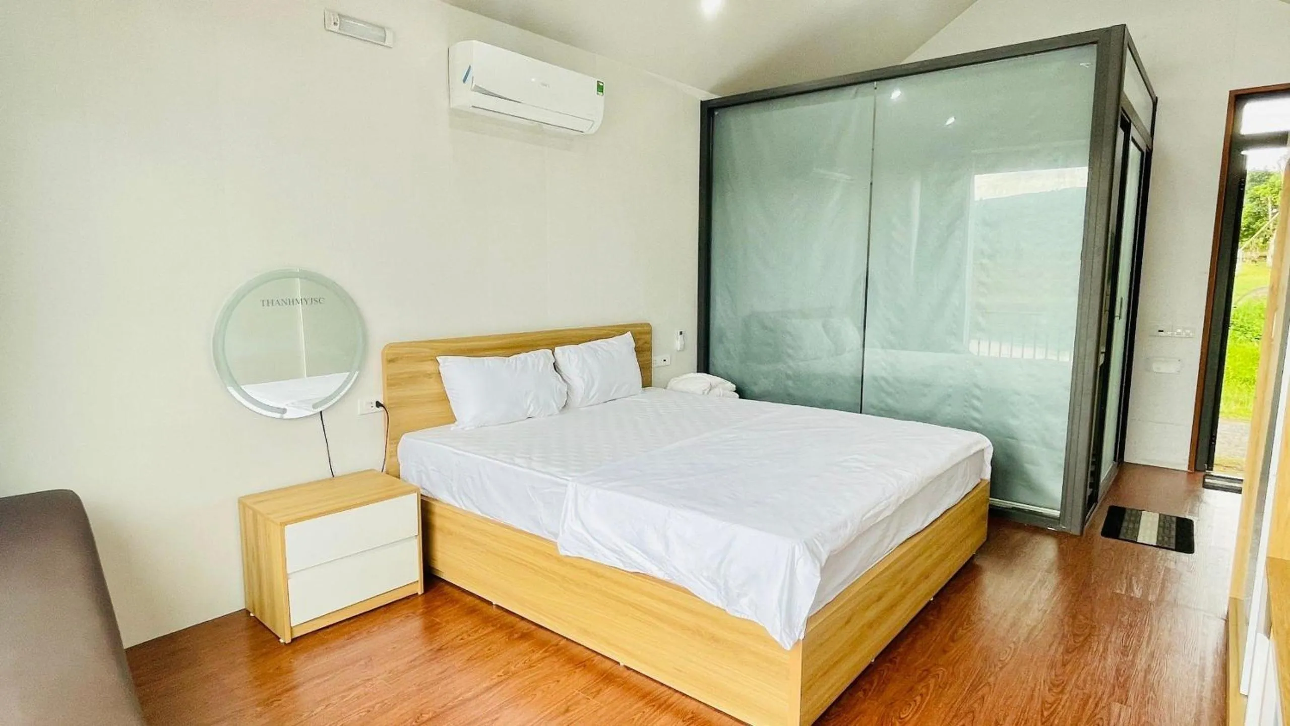 Bed in KHU DU LỊCH SINH THÁI HÒN MÁT