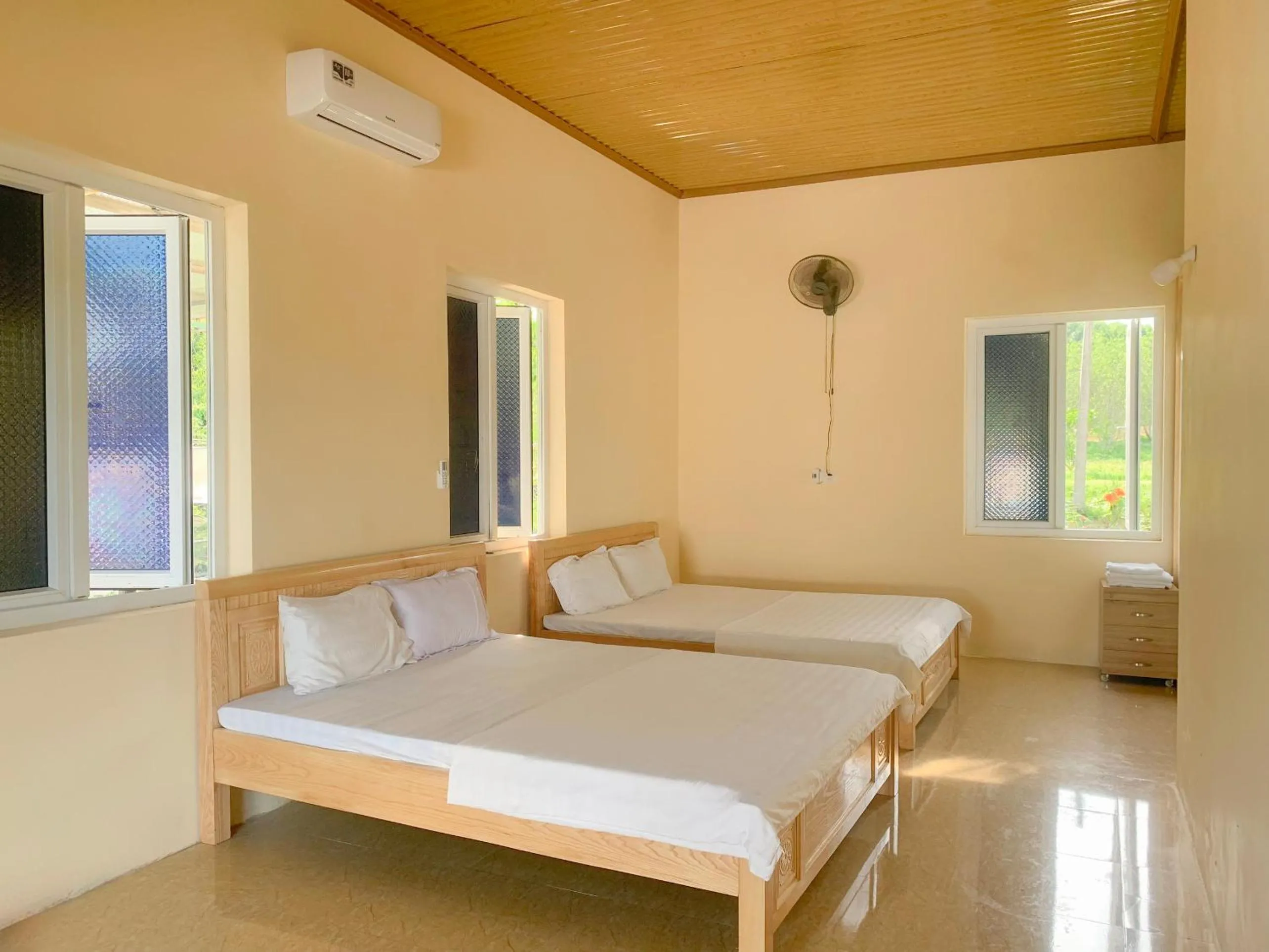 Bed in KHU DU LỊCH SINH THÁI HÒN MÁT