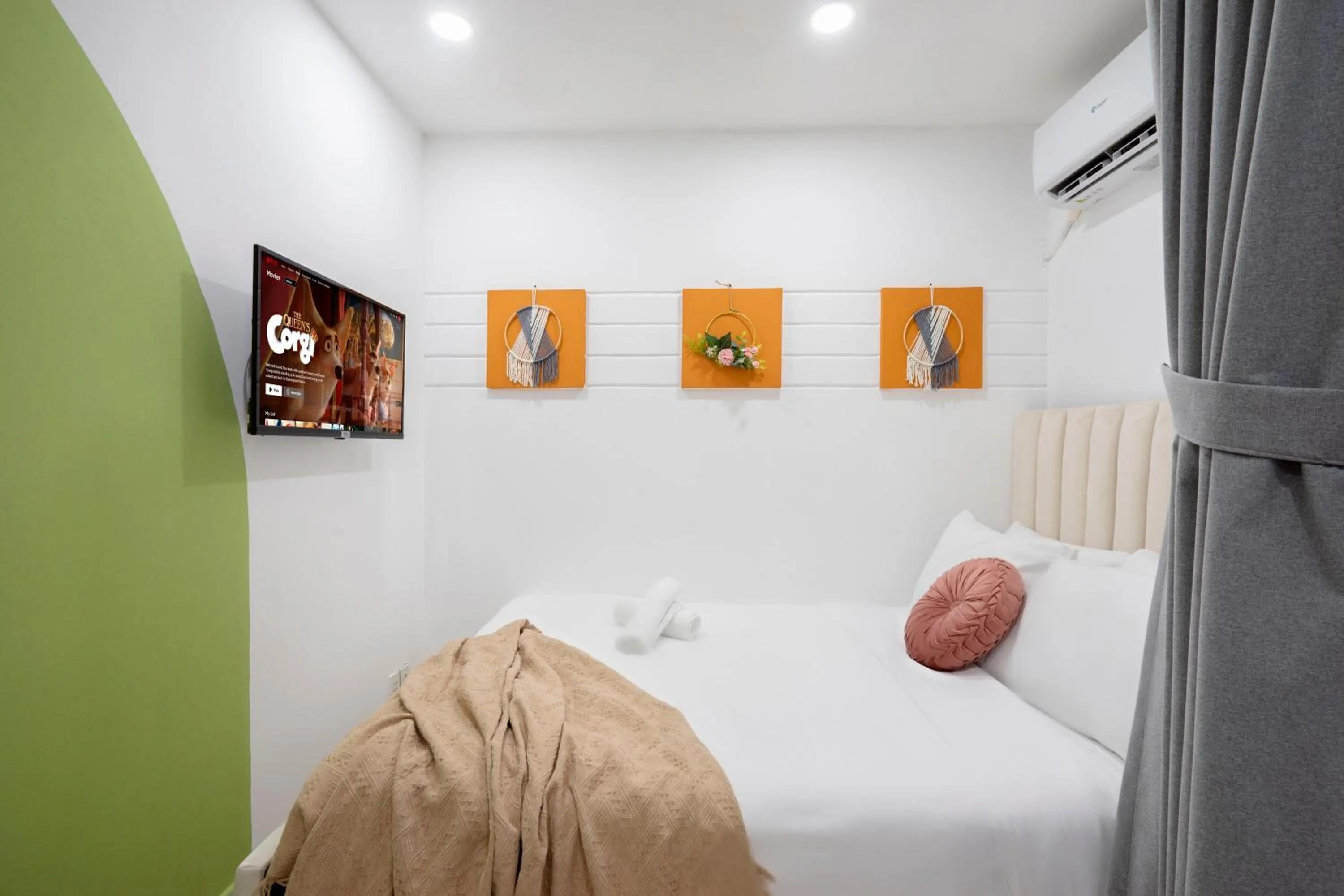 Bedroom, Bed in SAZI Church View Home - Free Nails HairWash