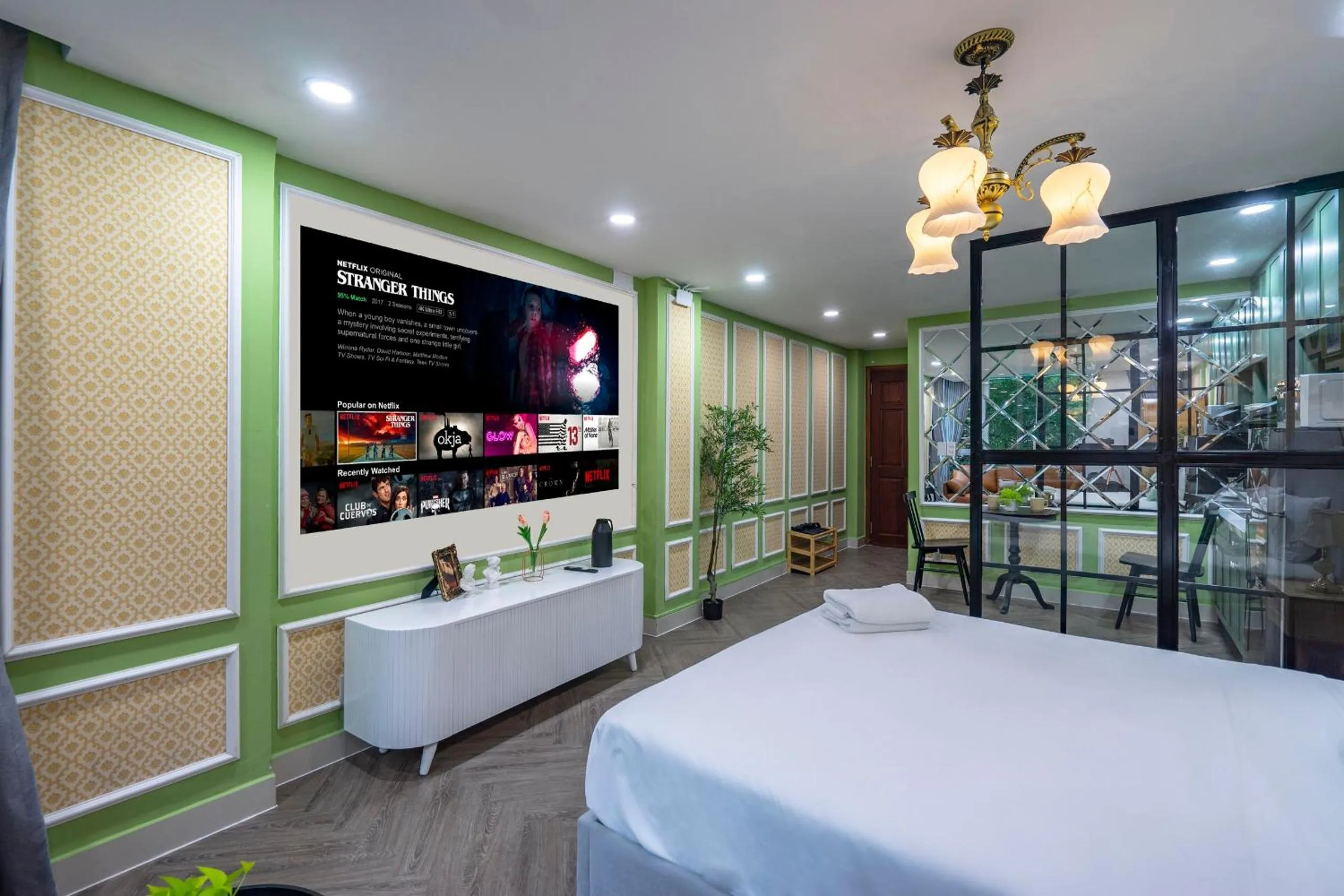 TV and multimedia, Bed in SAZI Church View Home - Free Nails HairWash