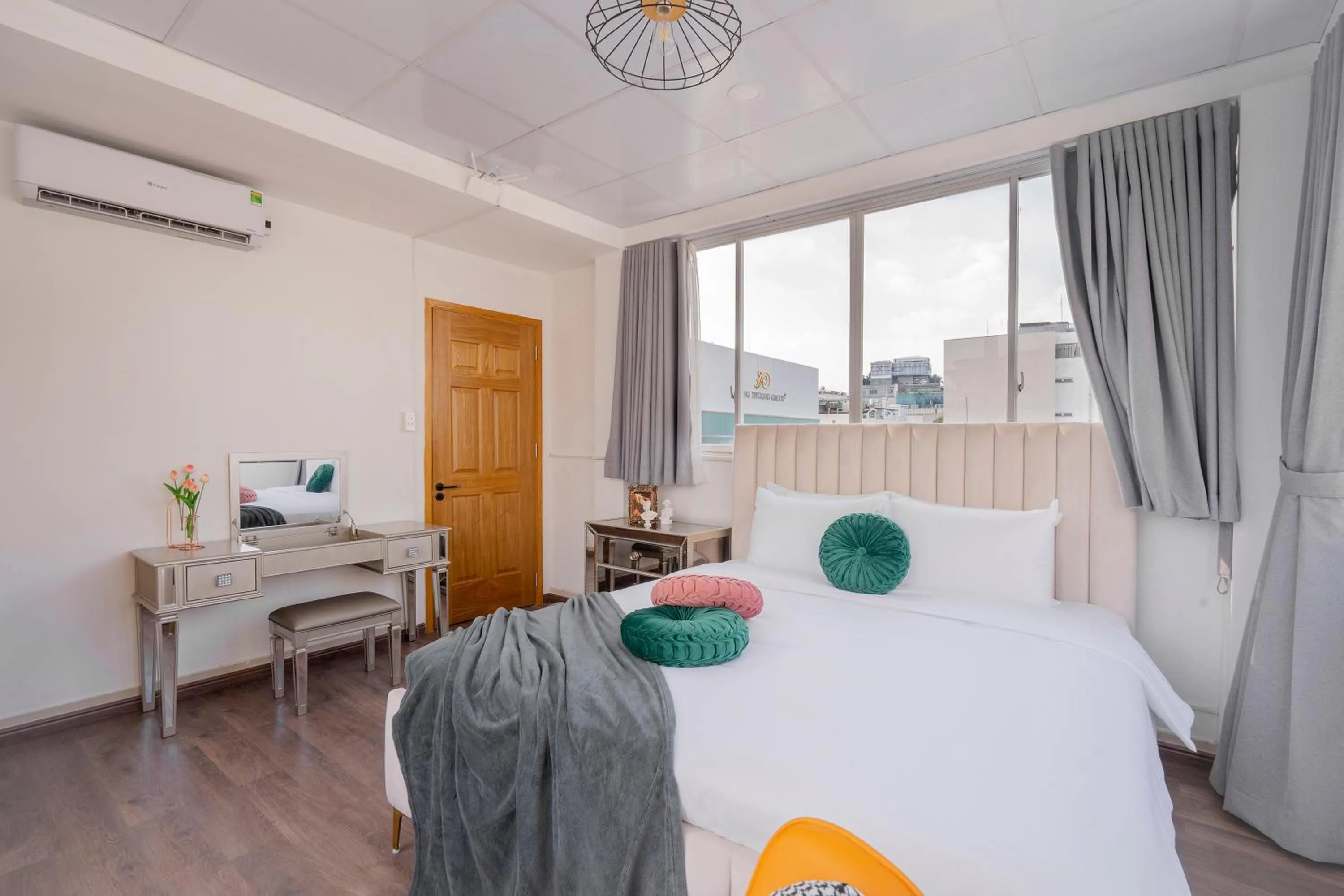 Bed in SAZI Church View Home - Free Nails HairWash