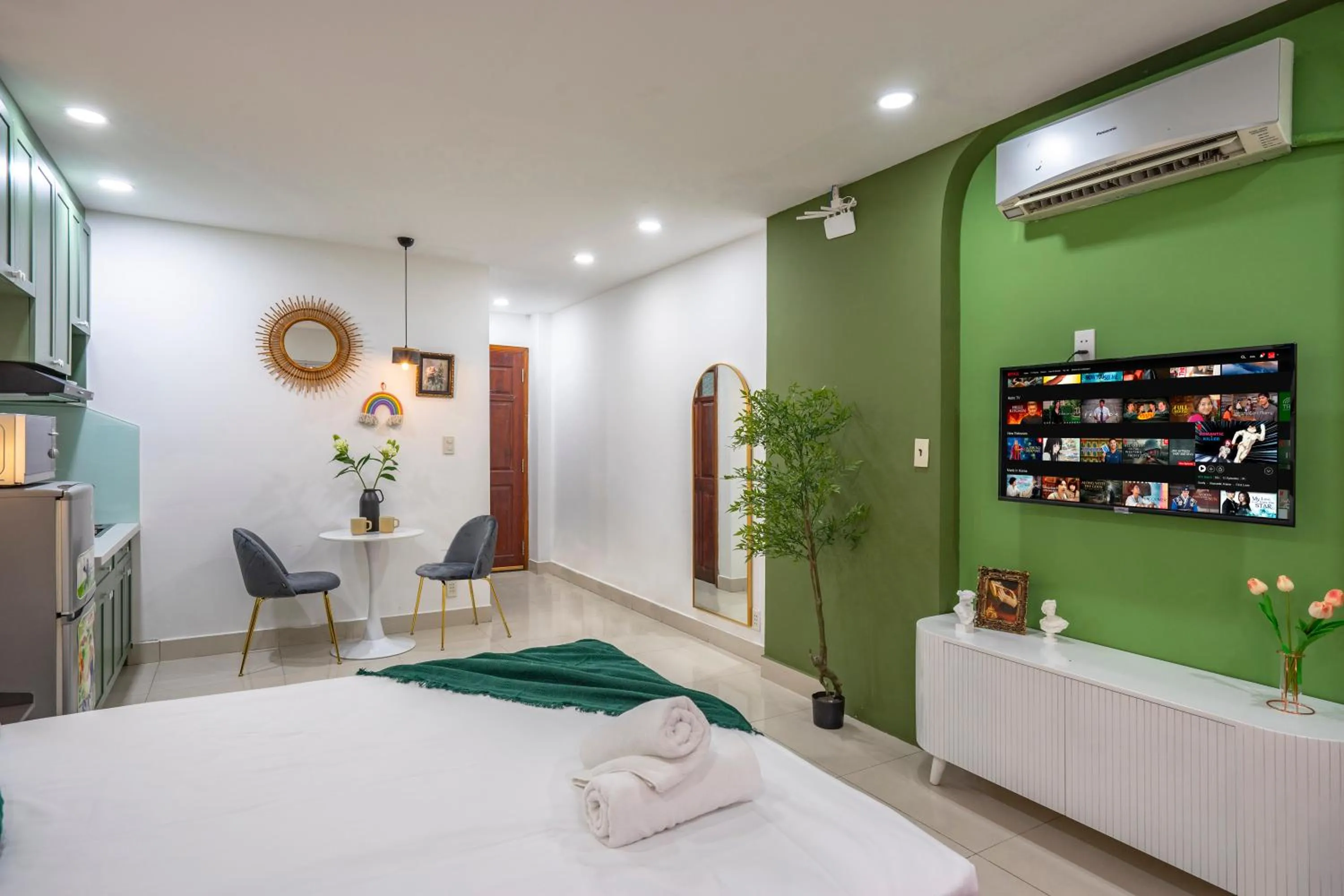 TV and multimedia, Bed in SAZI Church View Home - Free Nails HairWash