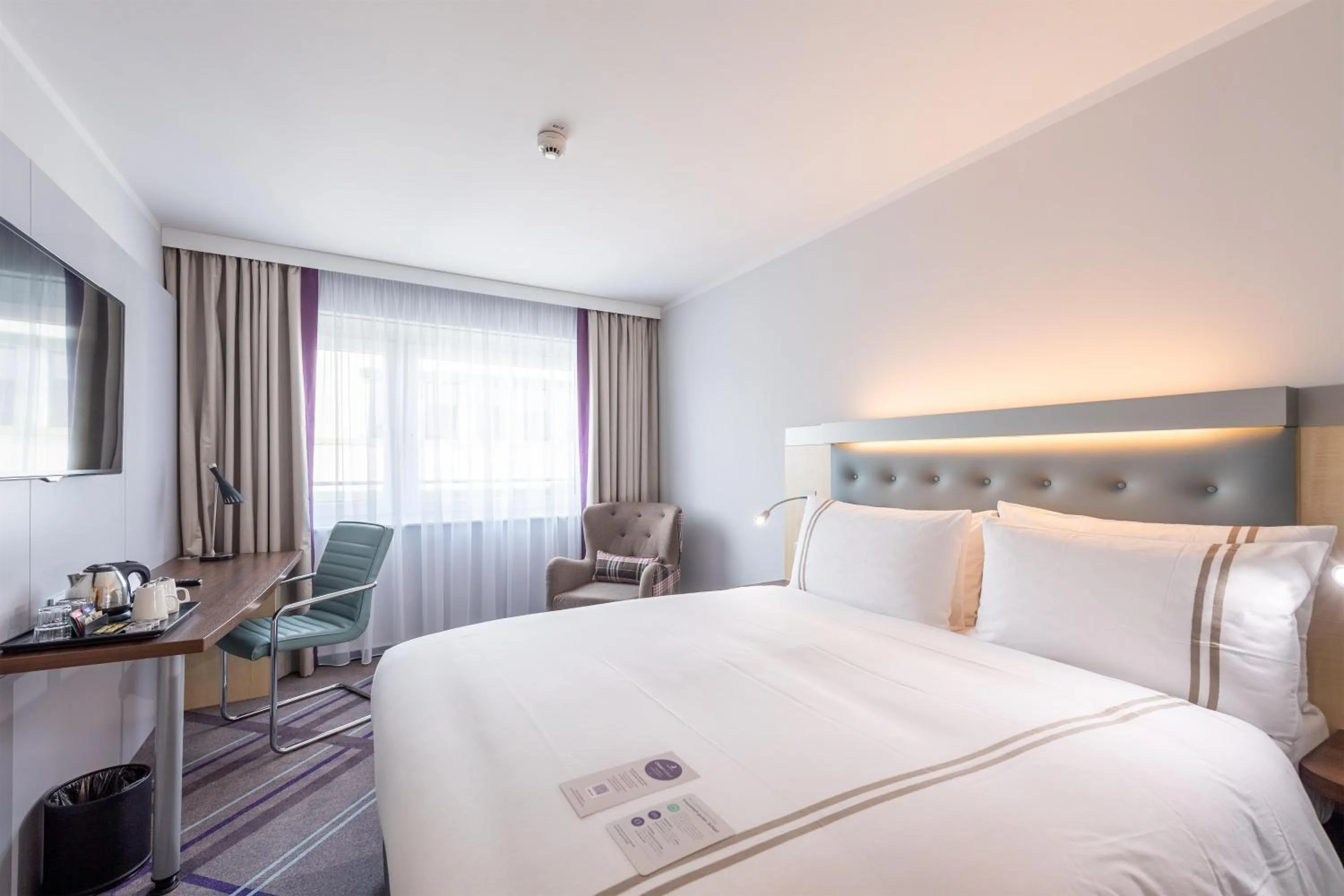 Bedroom, Bed in Premier Inn Stuttgart Airport