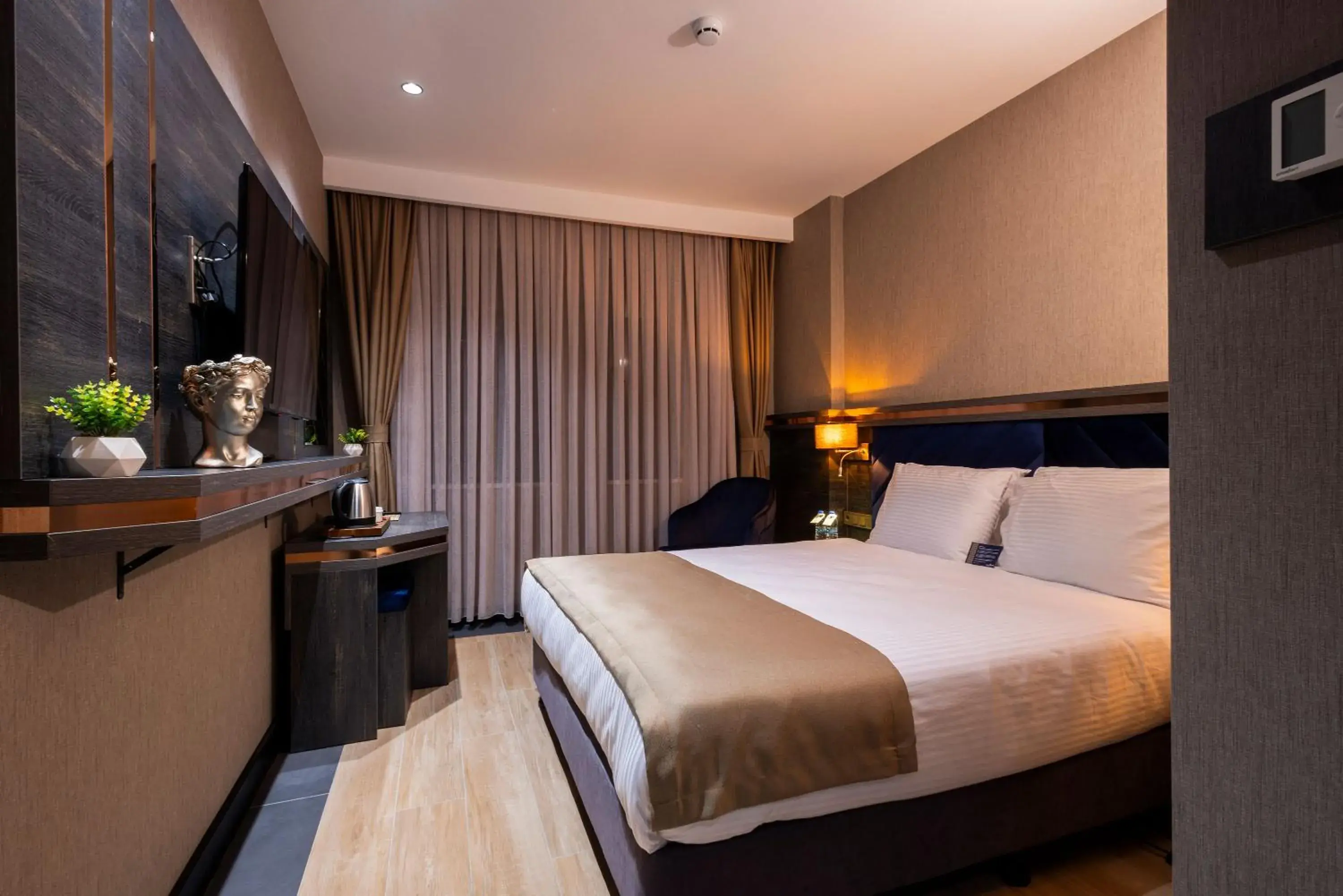 Deluxe King Room in WestDoor Hotel Deluxe King Room in WestDoor Hotel