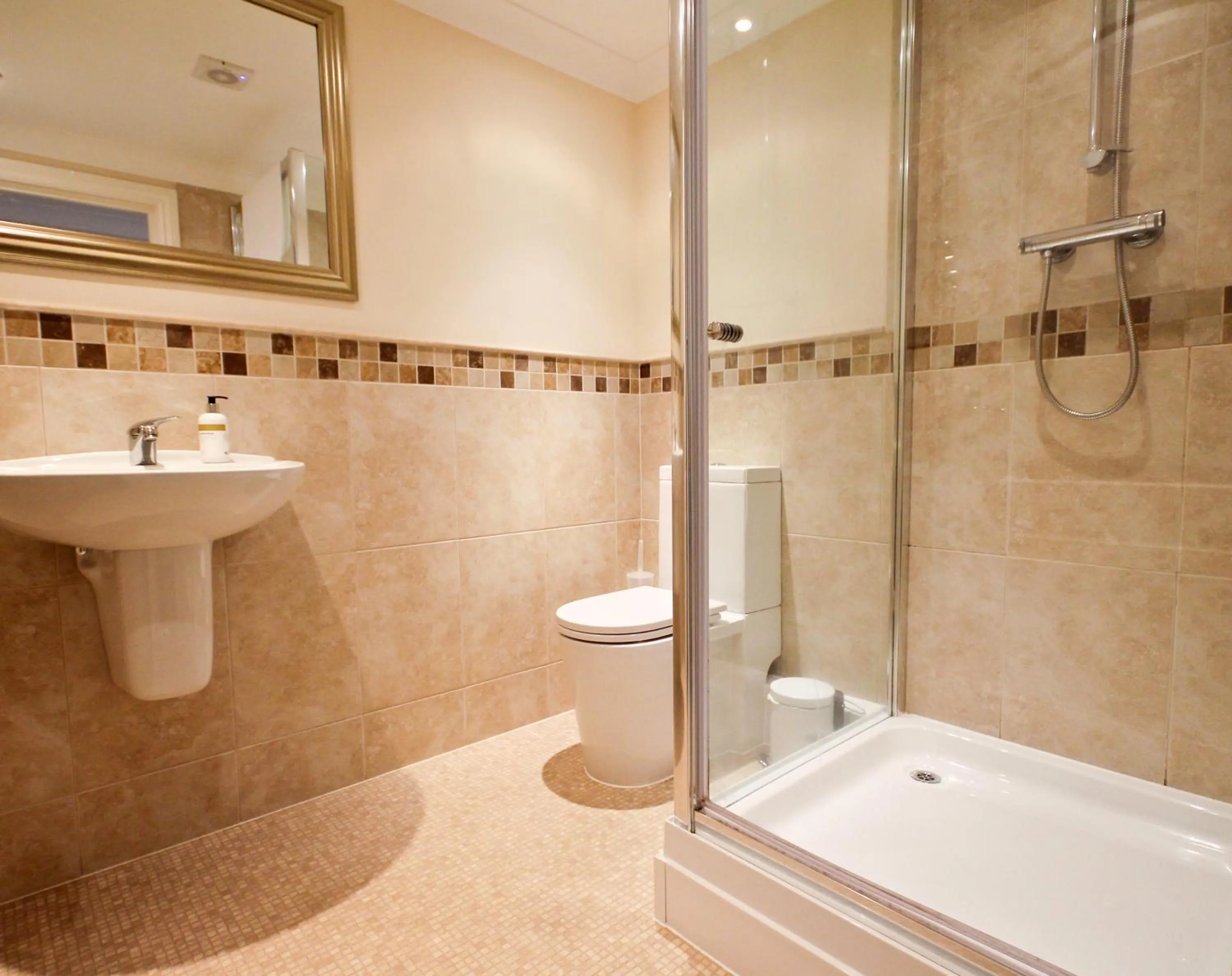 Shower in The Nags Head Inn