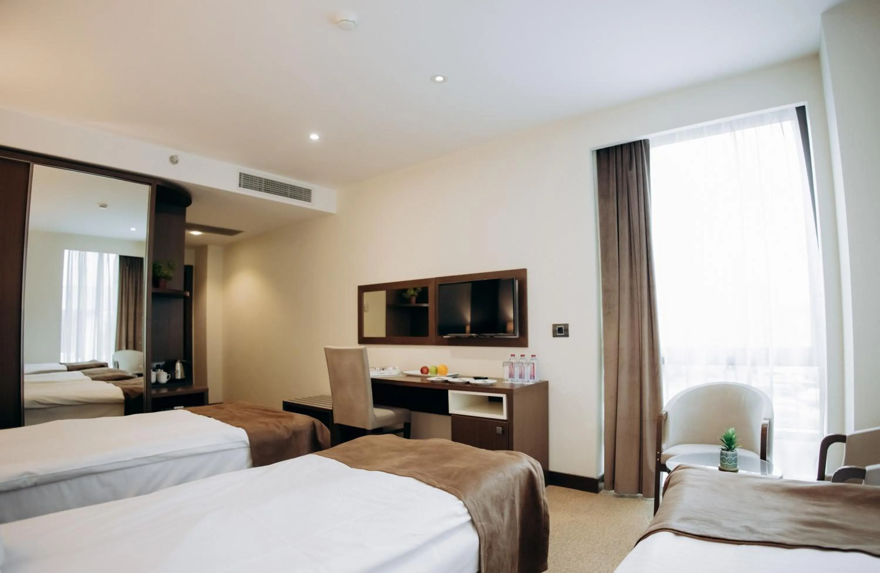 Bed, TV/Entertainment Center in The Diamond Hotel Baku