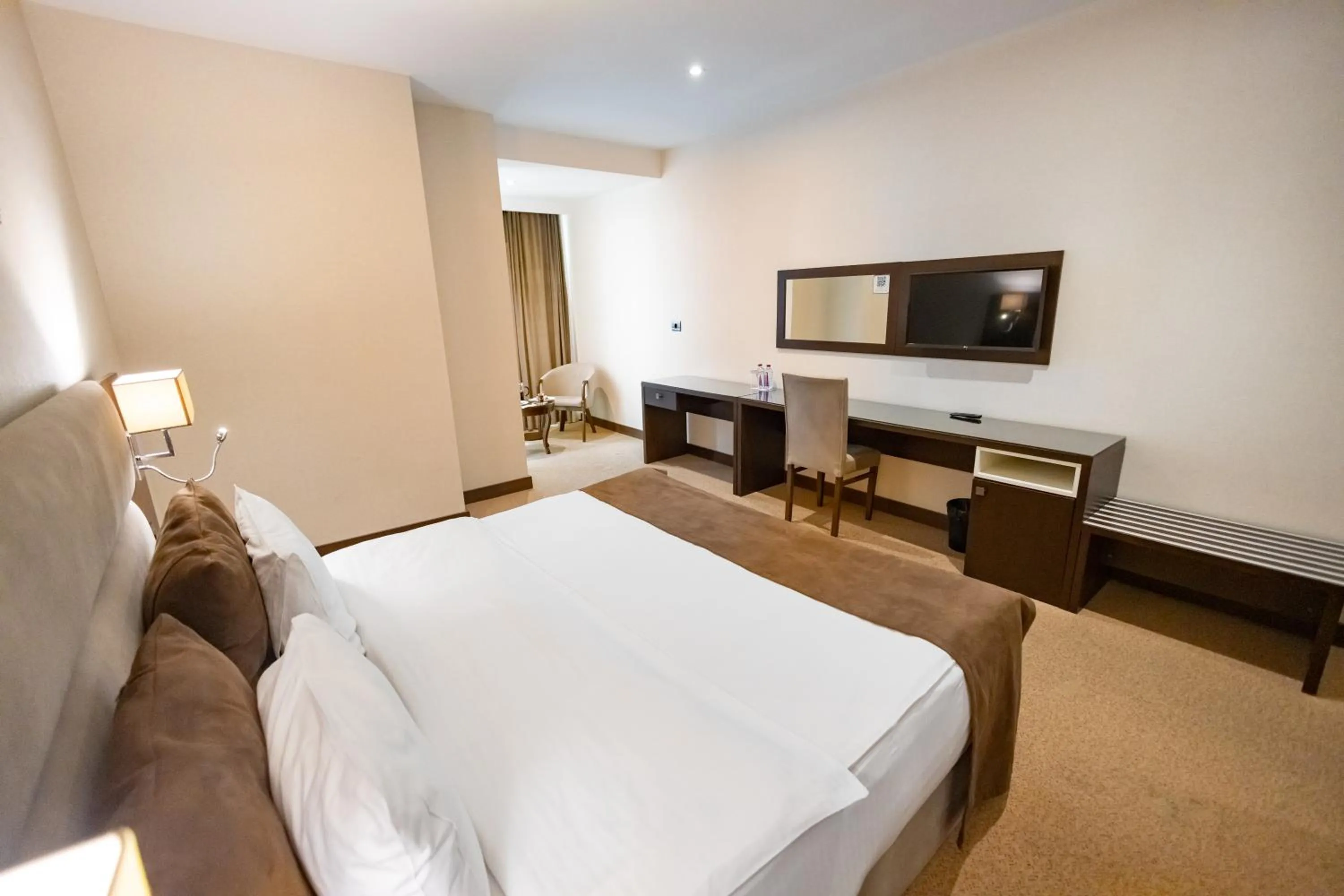 Communal lounge/ TV room, TV/Entertainment Center in The Diamond Hotel Baku