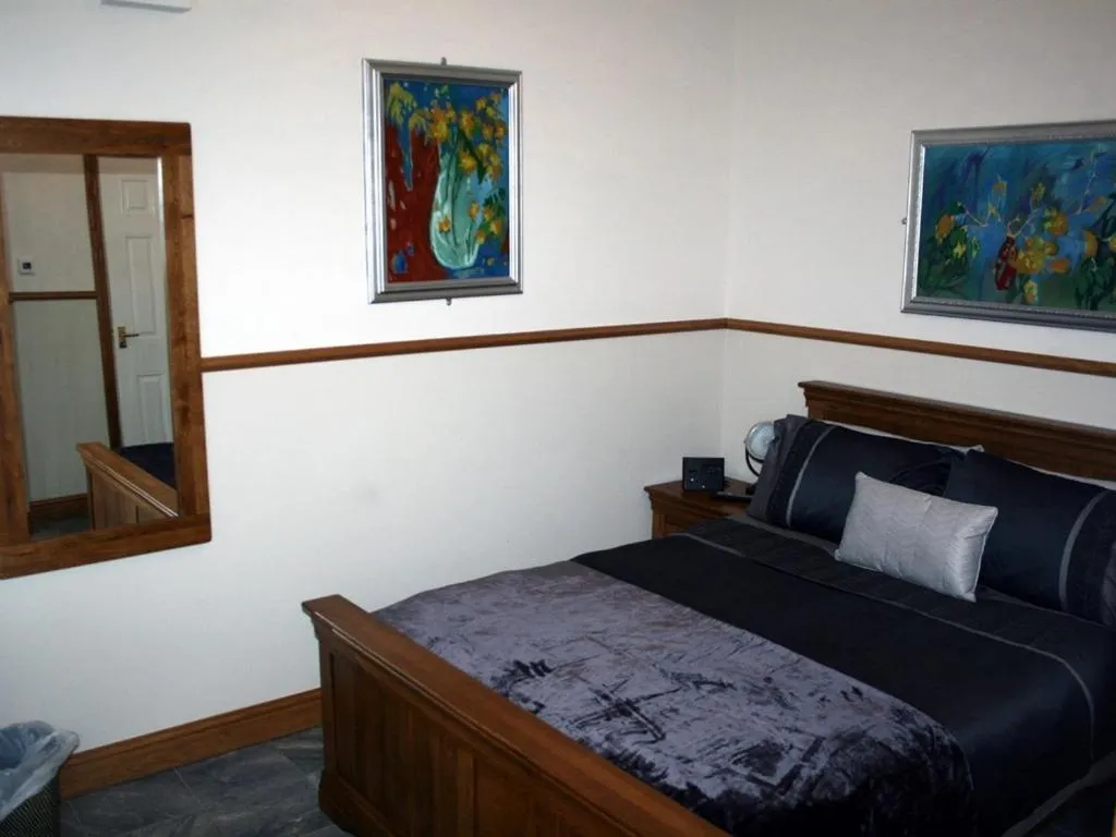 Bedroom, Bed in Masons Arms