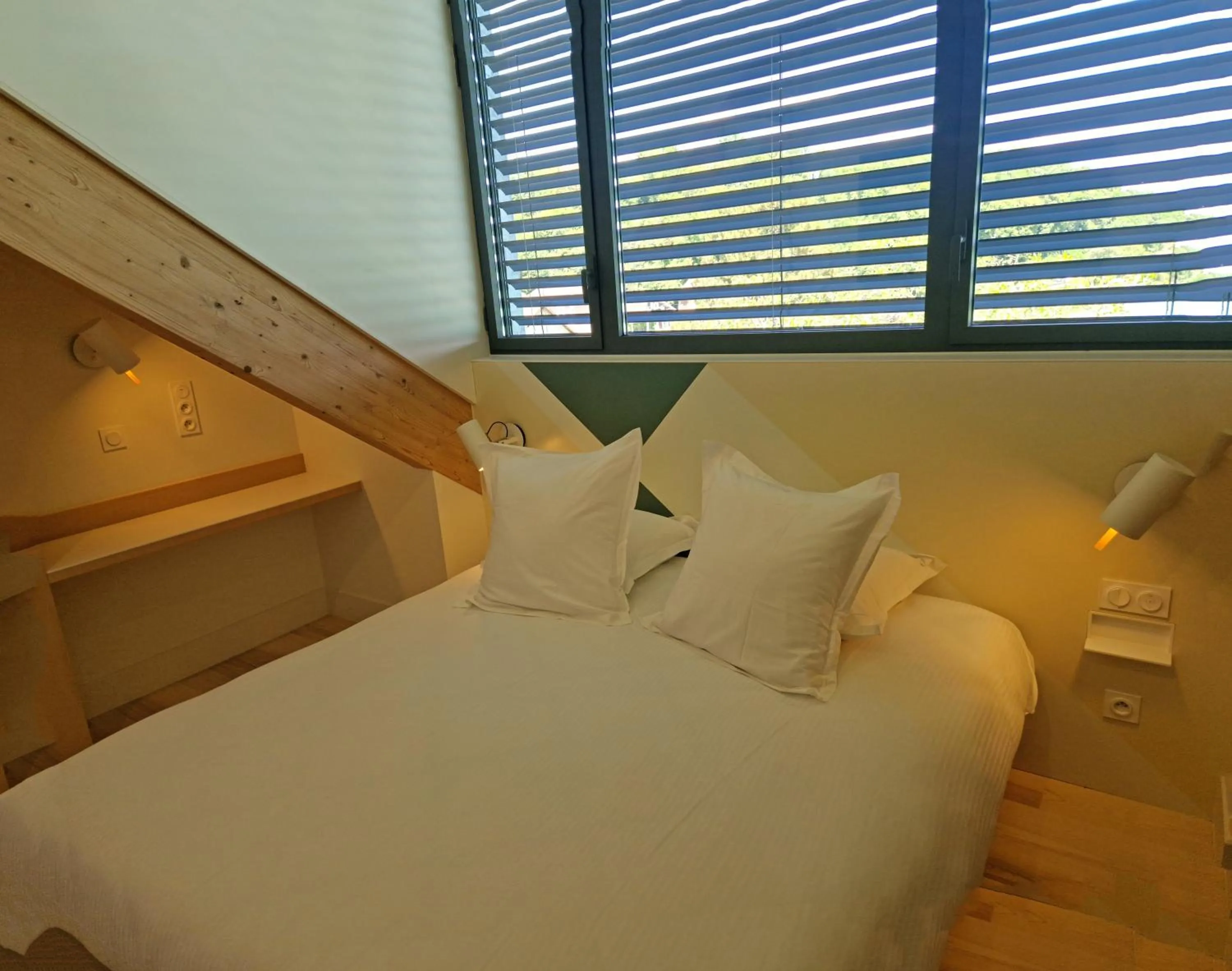 Photo of the whole room, Bed in Beau Rivage