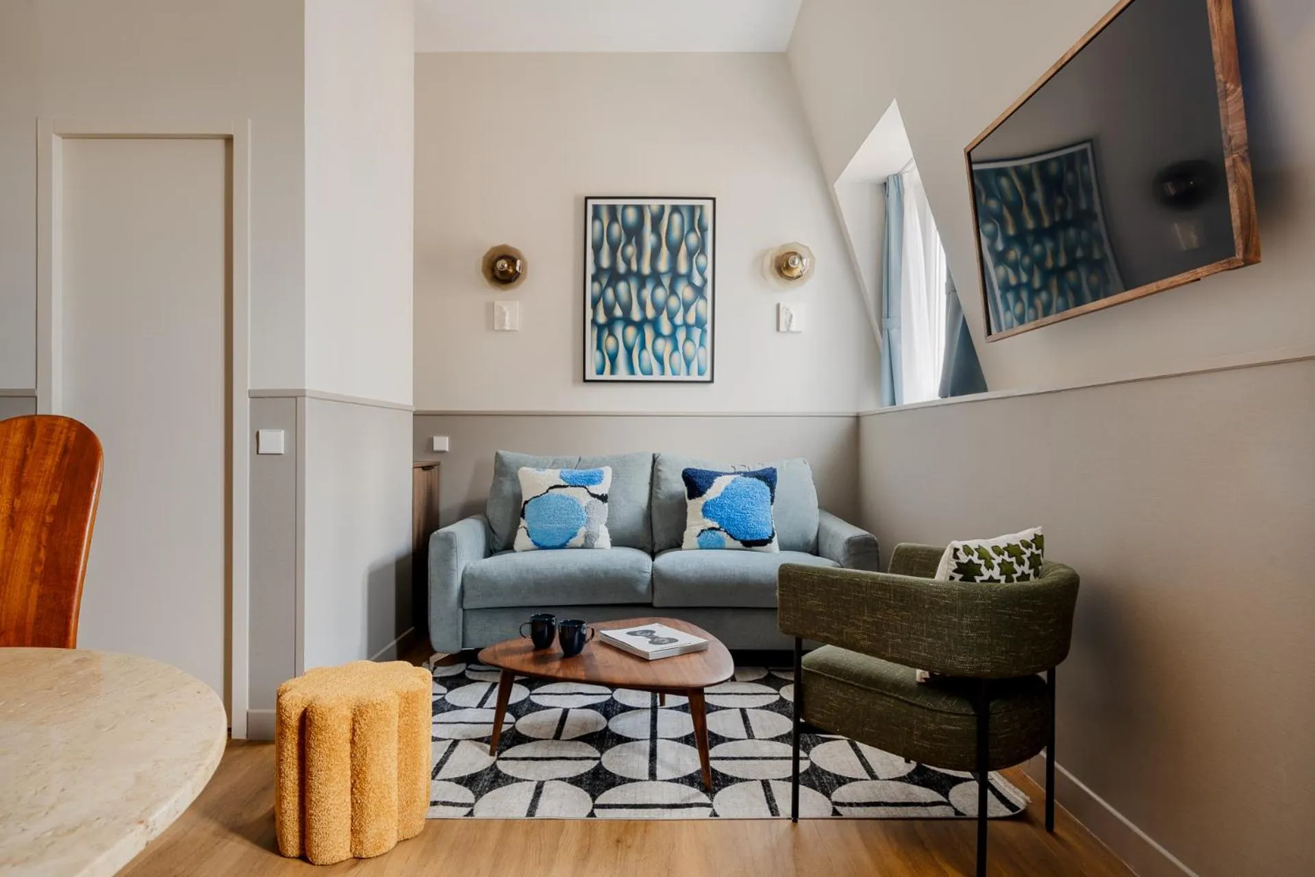 TV and multimedia in Edgar Suites Montmartre - Paul Albert