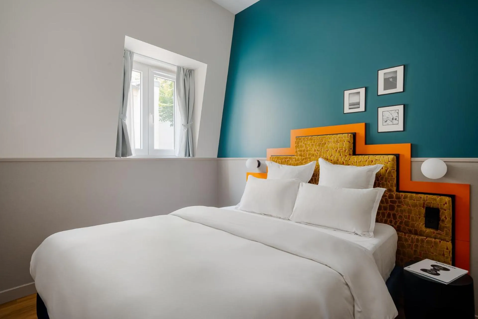 Bed in Edgar Suites Montmartre - Paul Albert