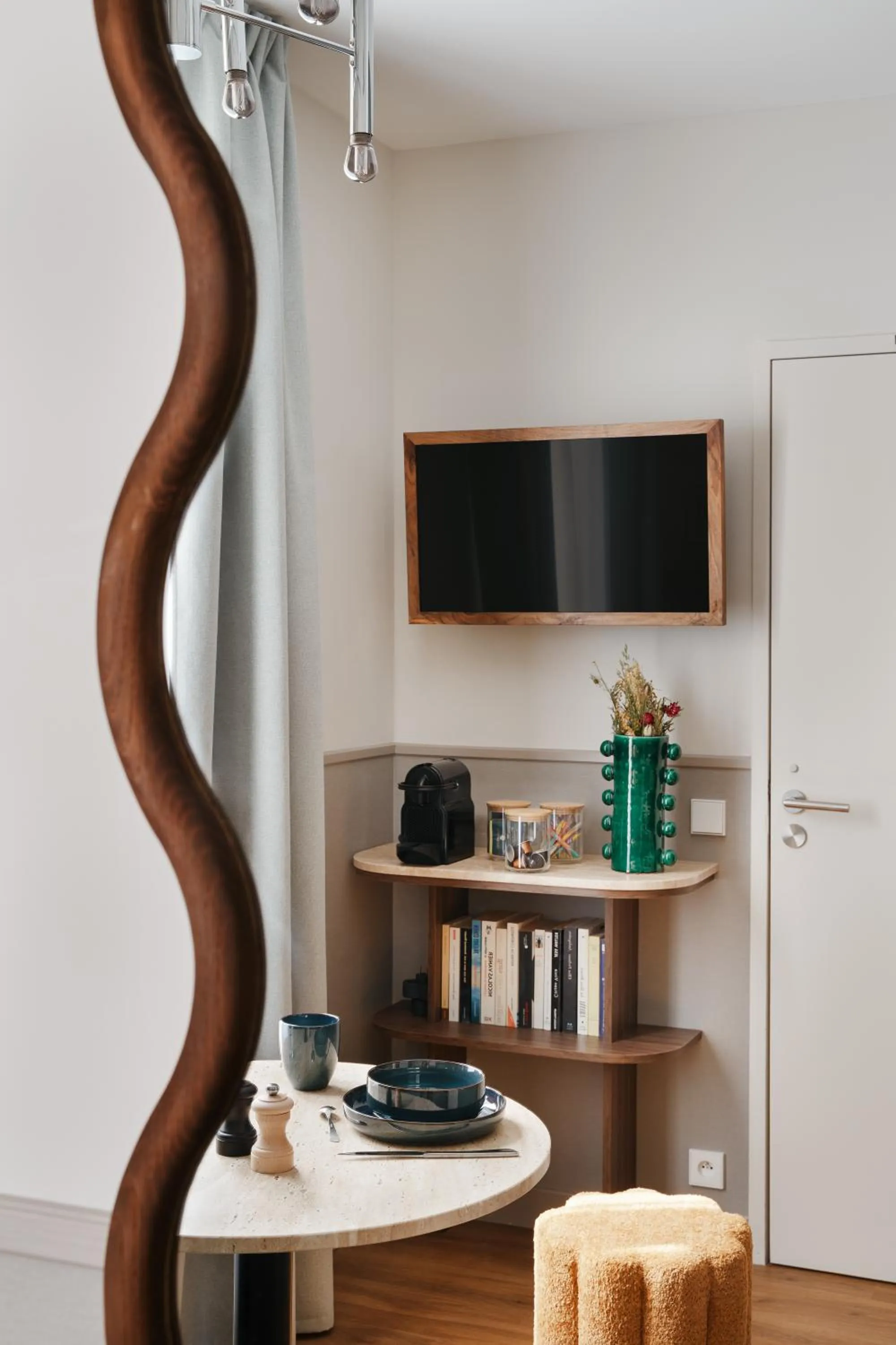 TV and multimedia in Edgar Suites Montmartre - Paul Albert