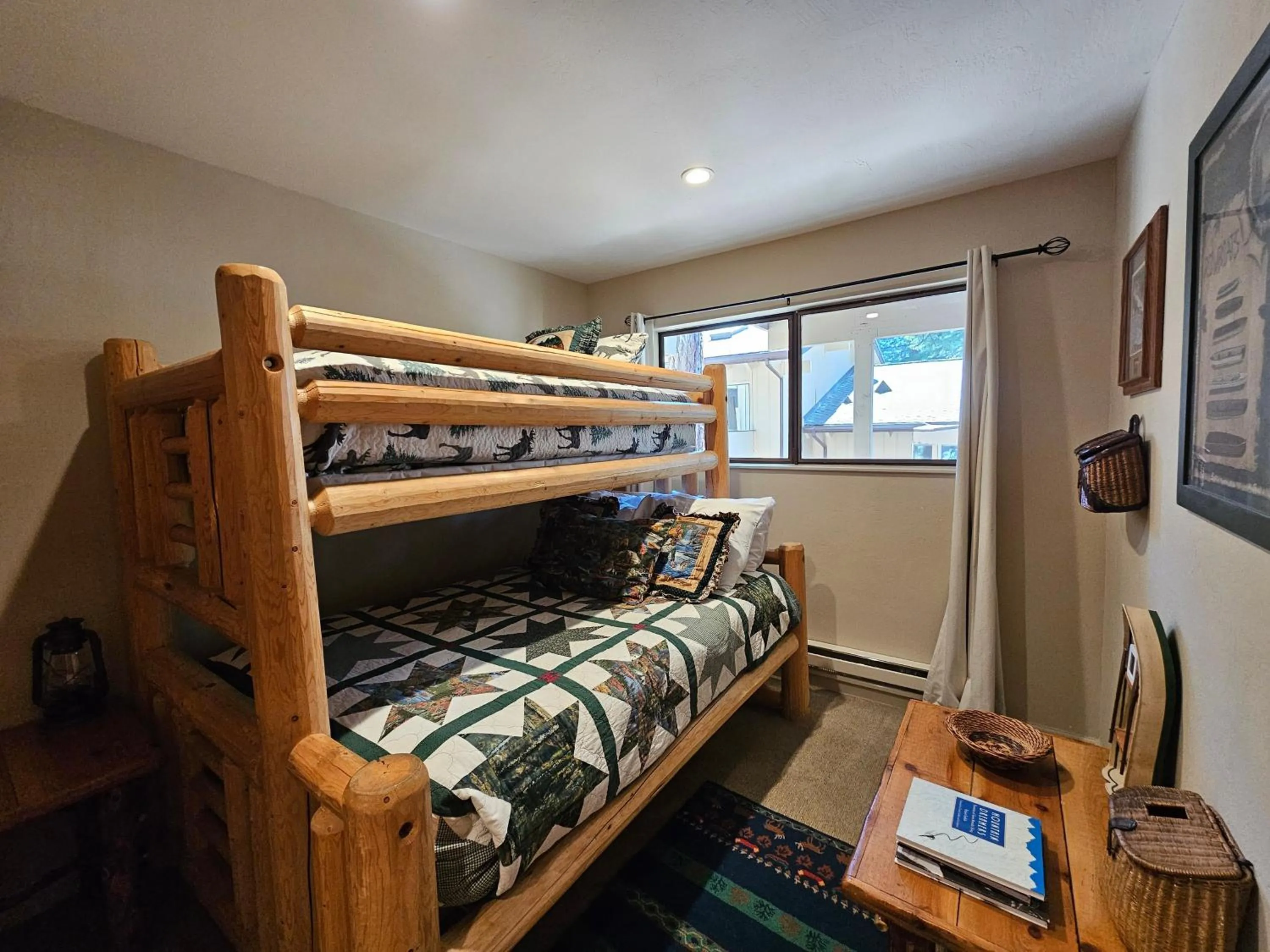 Bed in Cozy Bear Lodge home