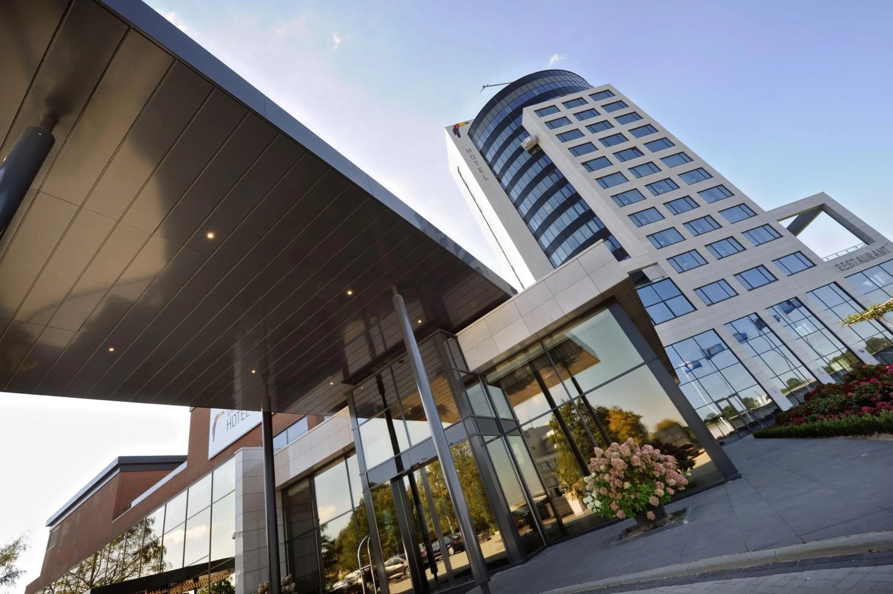 Facade/entrance in Van der Valk Hotel Tiel