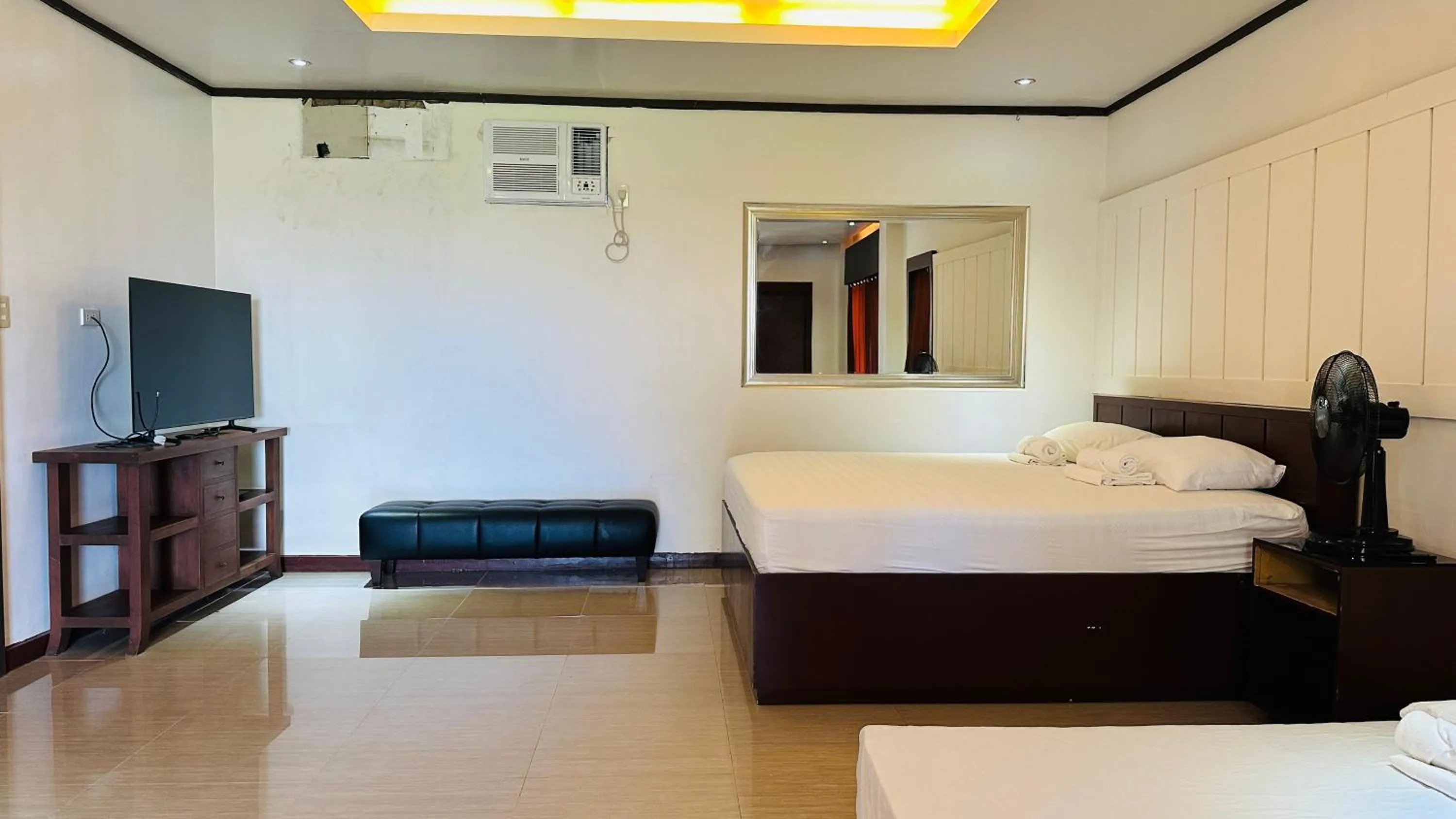 Communal lounge/ TV room in Tugsaw Resort