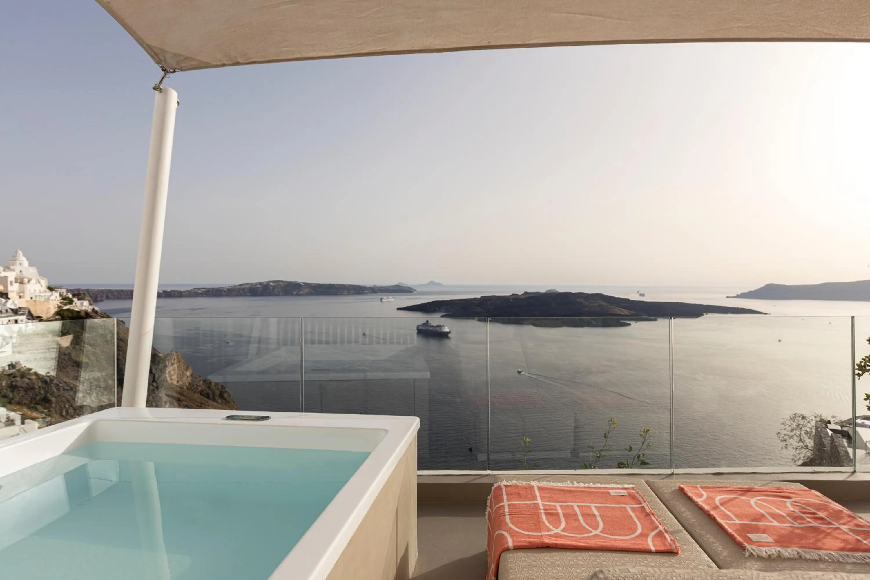 Hot Tub in CASASUNSHA Hybrid Retreat Santorini