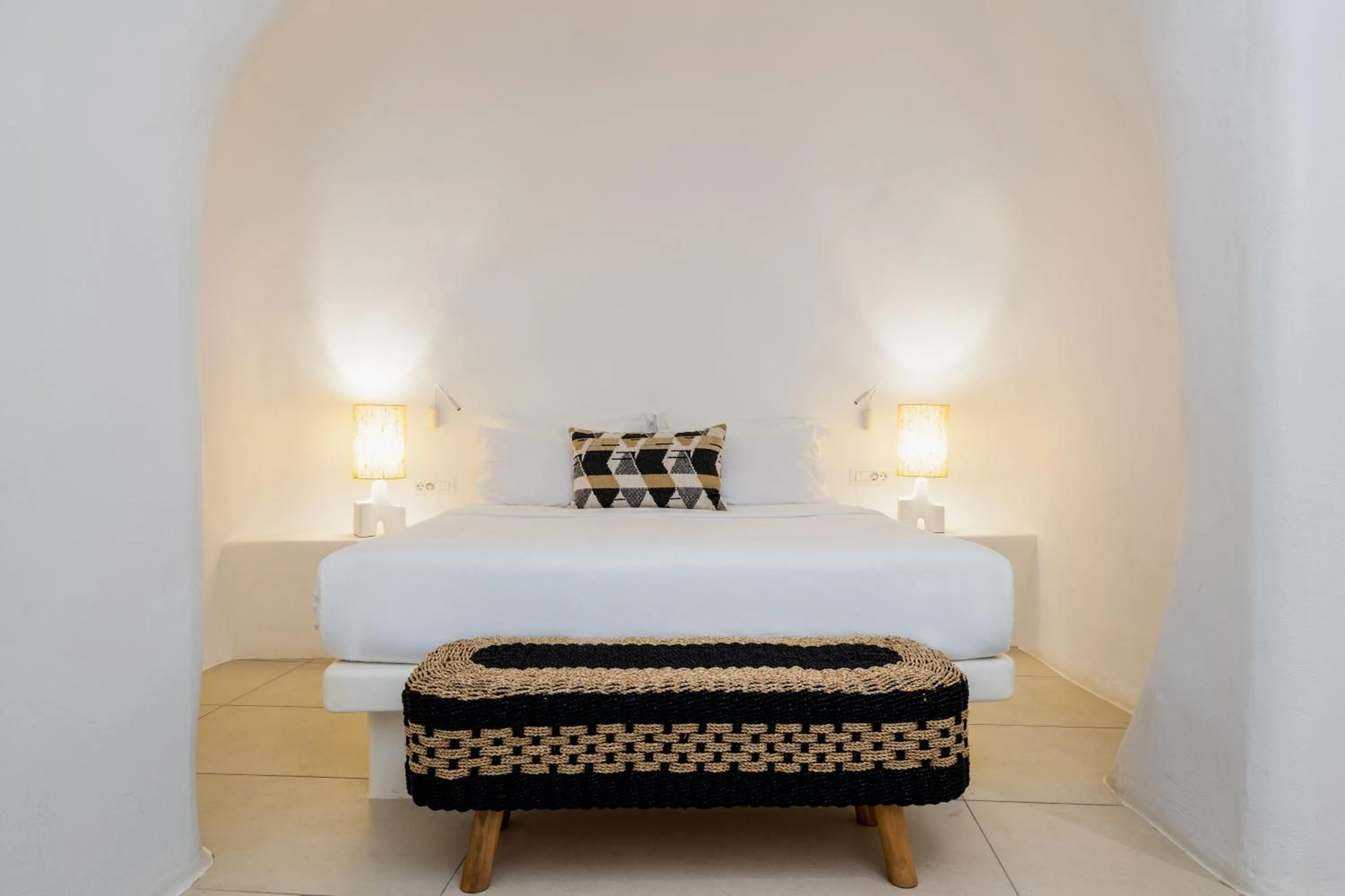 Bed in CASASUNSHA Hybrid Retreat Santorini