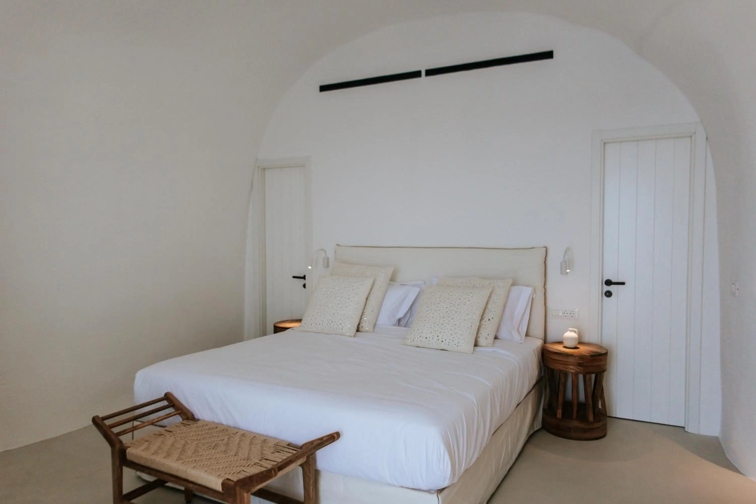 Bed in CASASUNSHA Hybrid Retreat Santorini