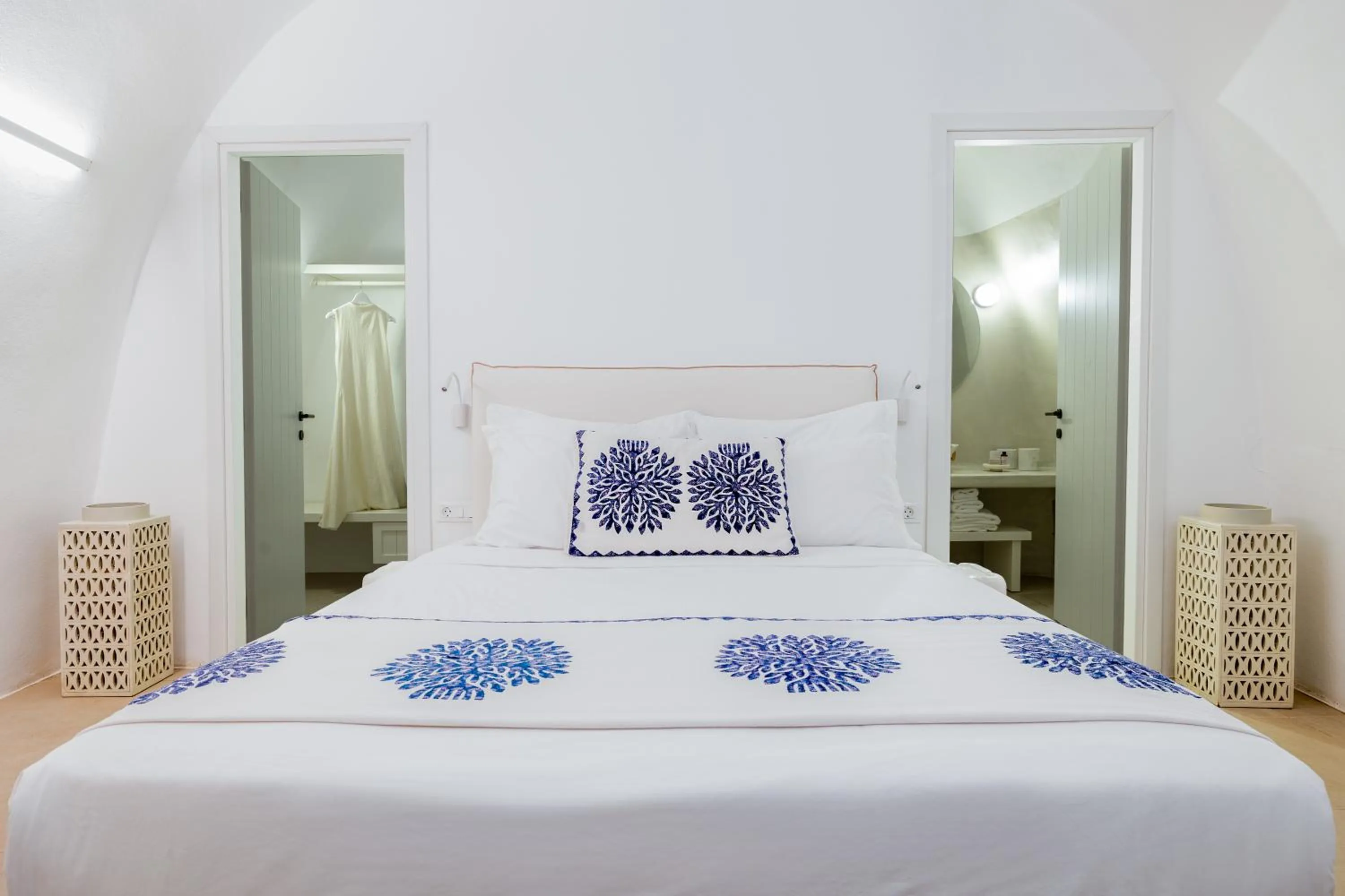 Bed in CASASUNSHA Hybrid Retreat Santorini