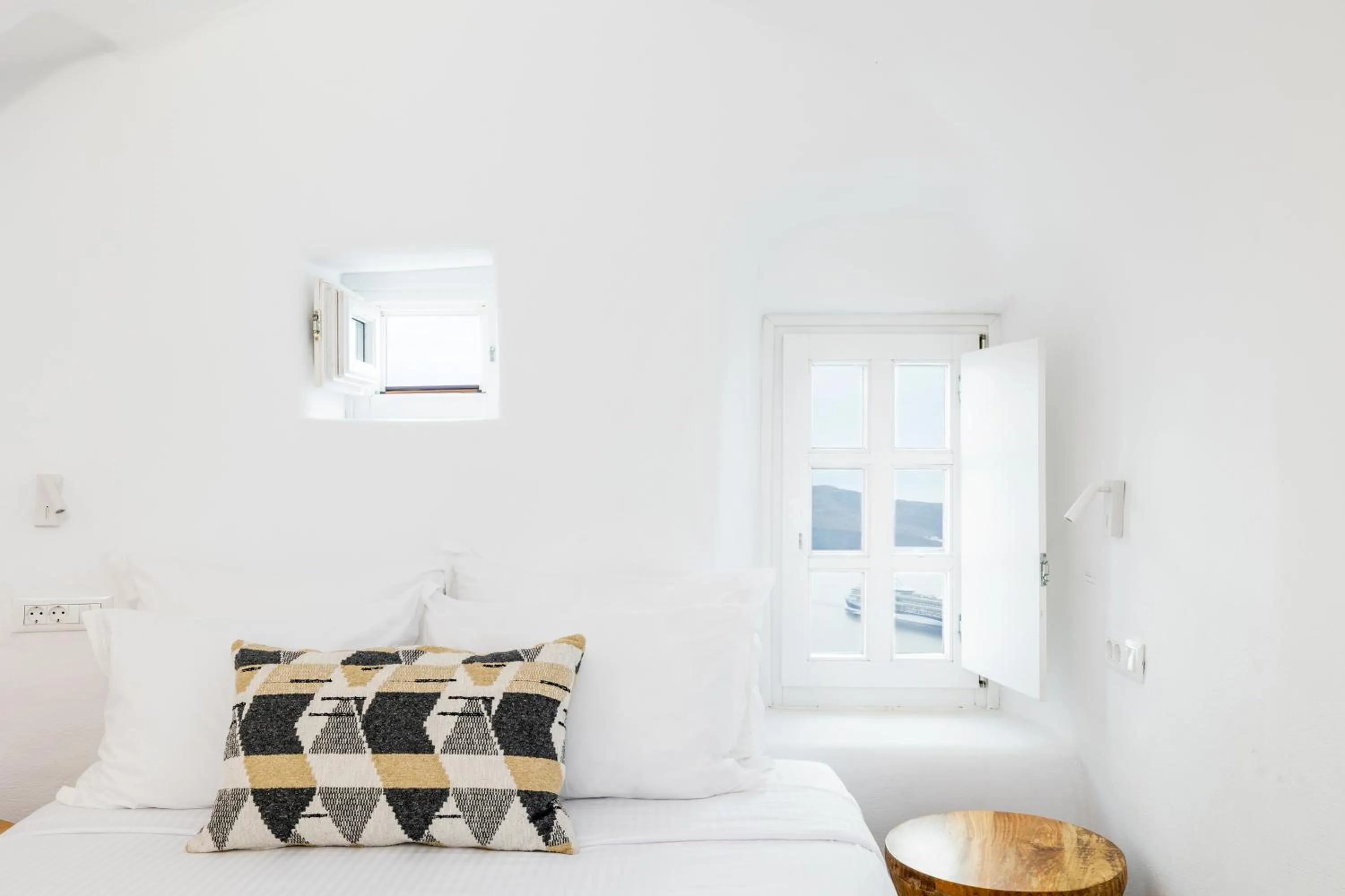 Bed in CASASUNSHA Hybrid Retreat Santorini