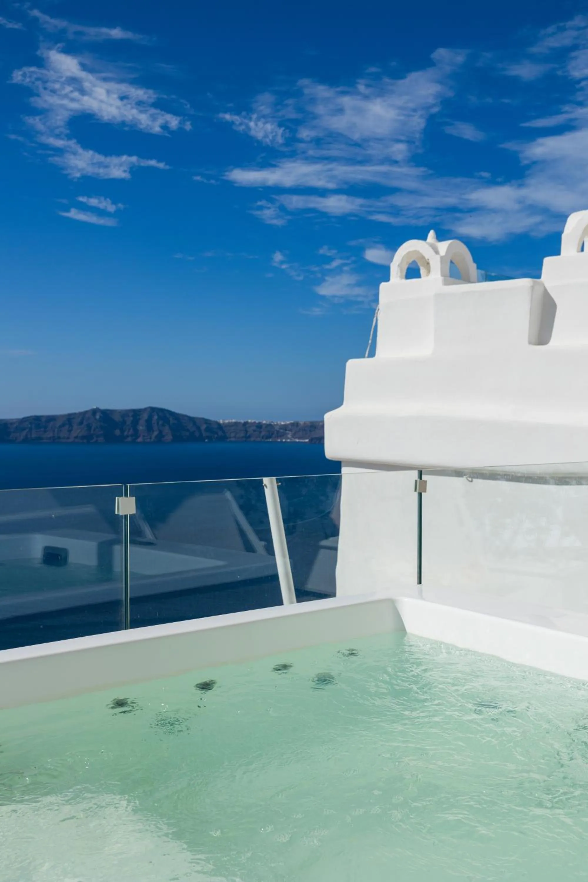 Hot Tub in CASASUNSHA Hybrid Retreat Santorini