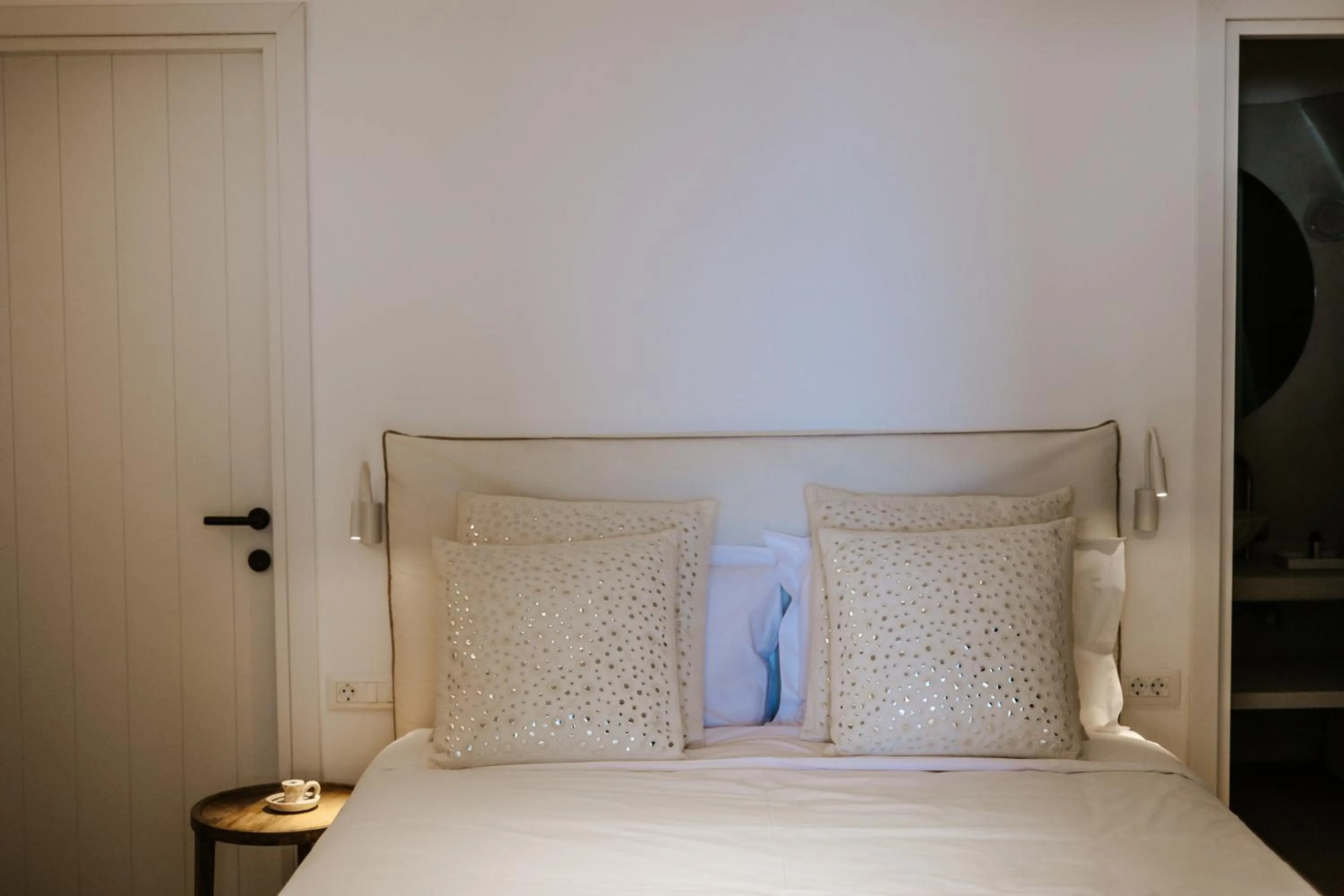 Bed in CASASUNSHA Hybrid Retreat Santorini