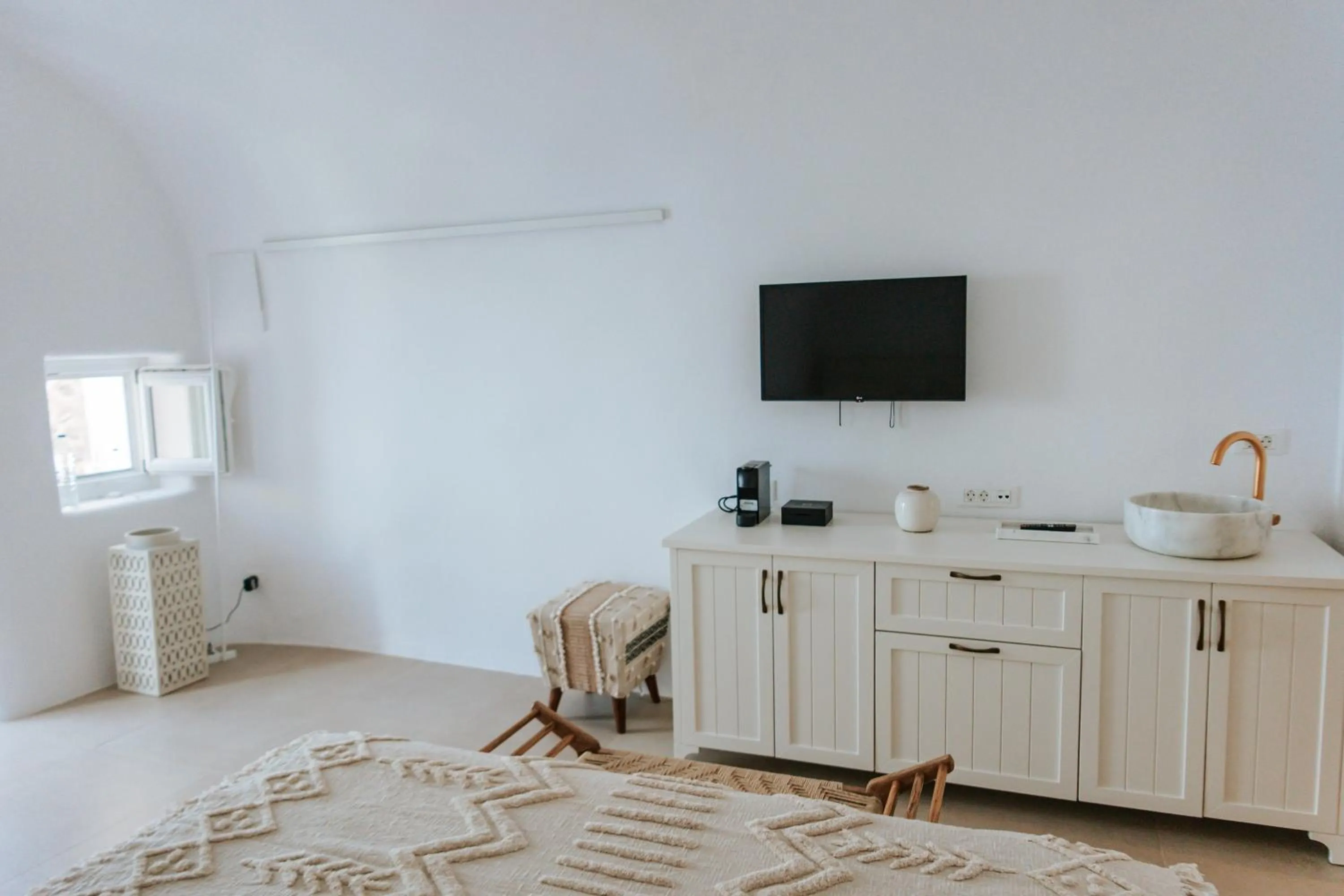 TV and multimedia in CASASUNSHA Hybrid Retreat Santorini