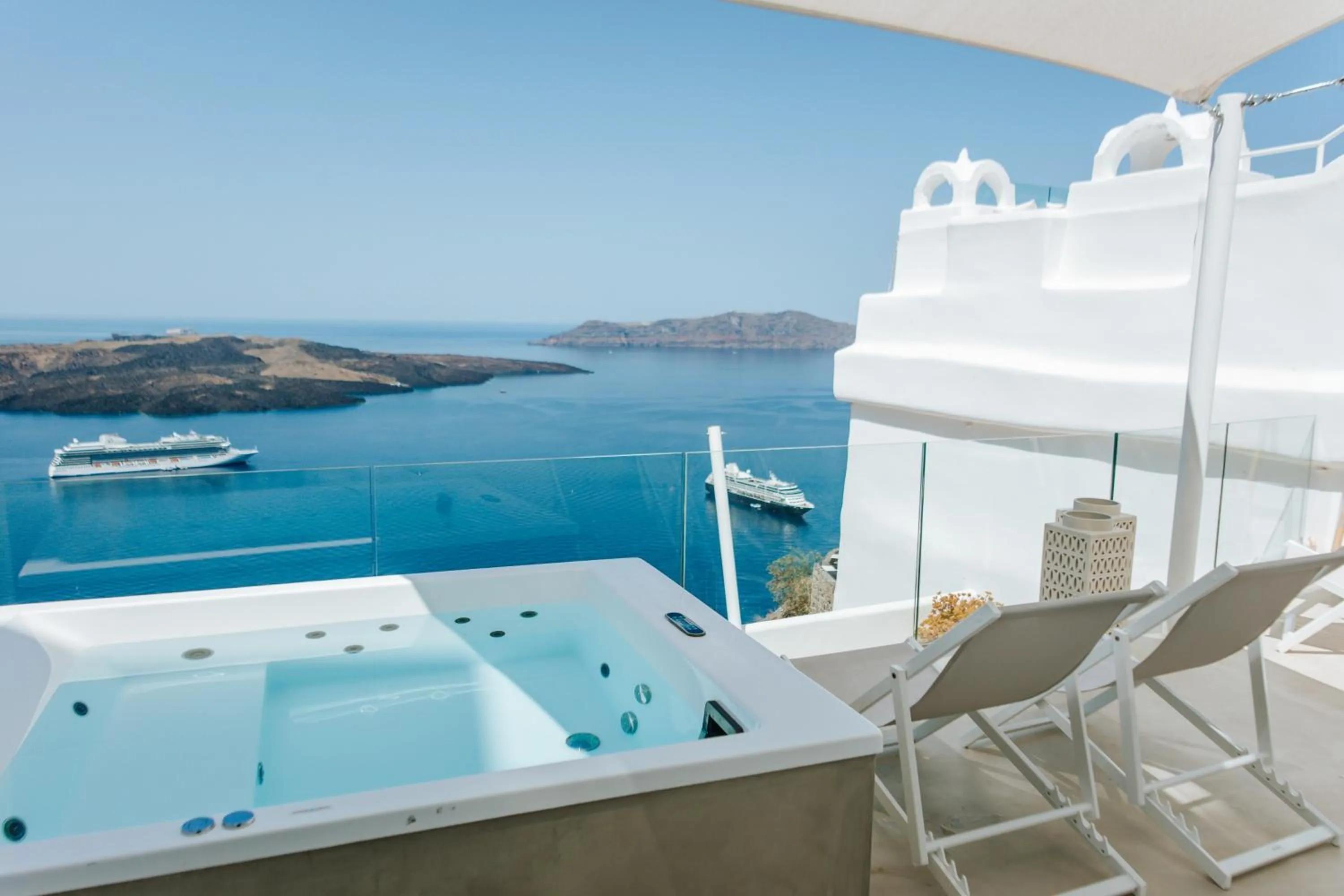 Hot Tub in CASASUNSHA Hybrid Retreat Santorini