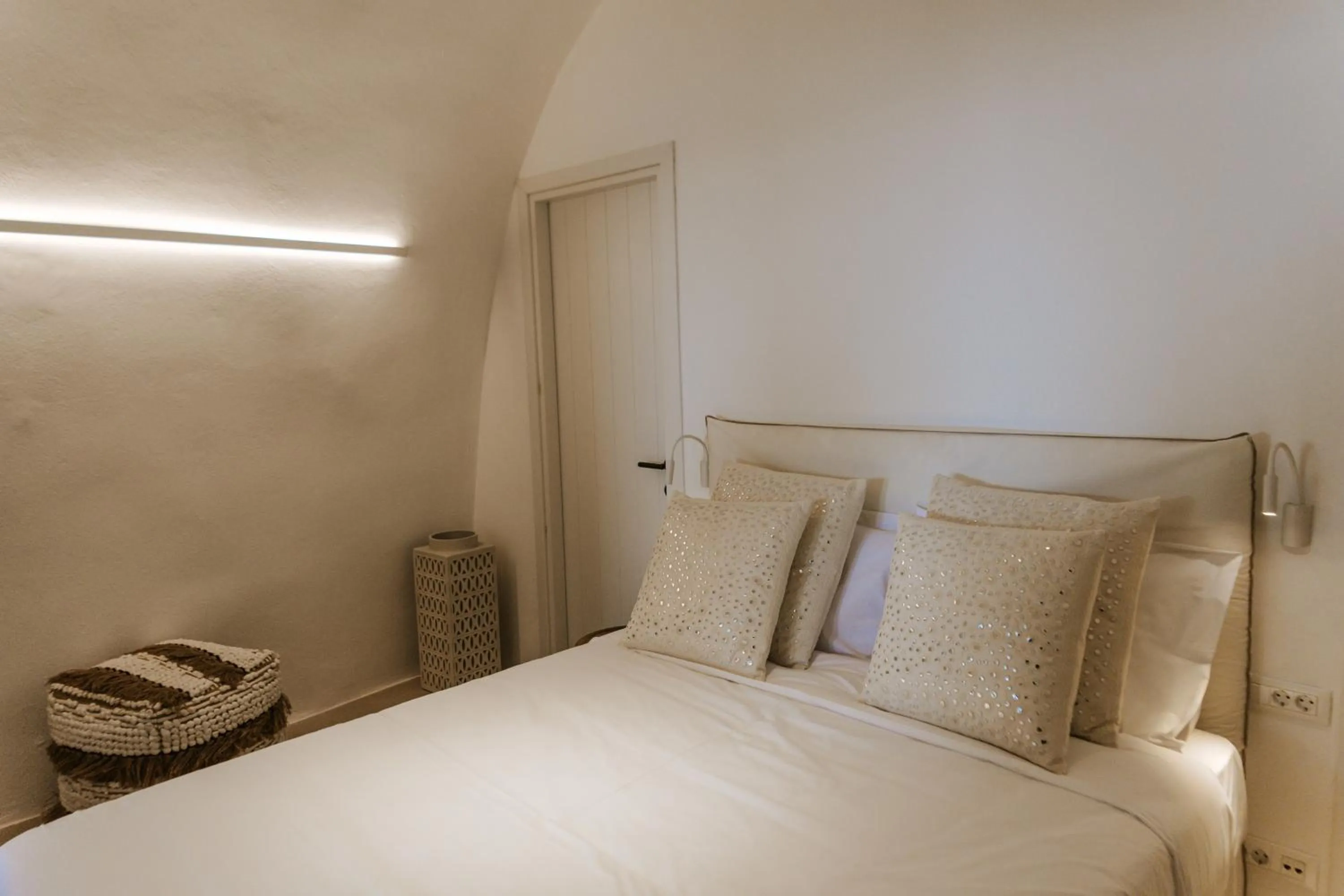 Bed in CASASUNSHA Hybrid Retreat Santorini