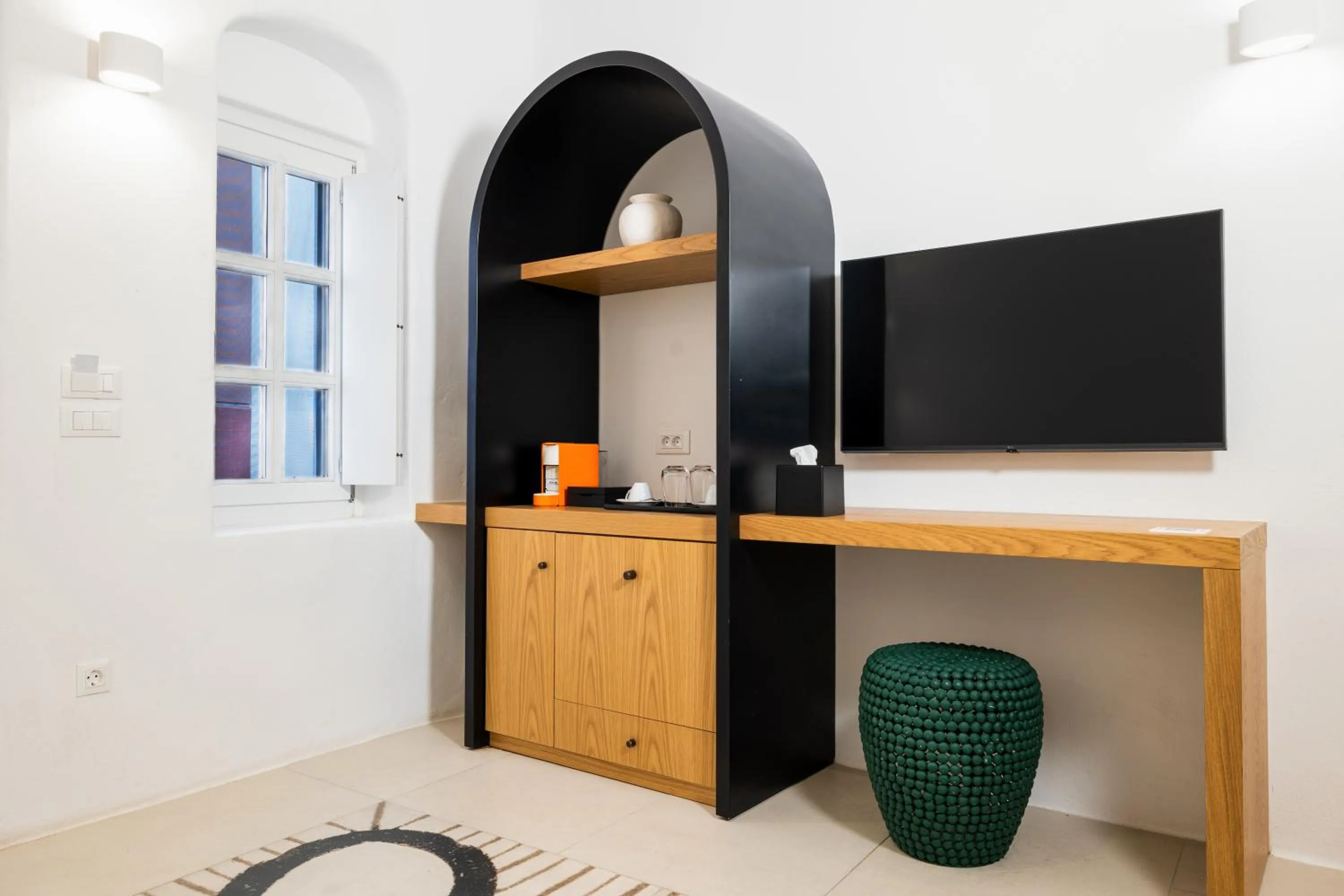 TV and multimedia in CASASUNSHA Hybrid Retreat Santorini