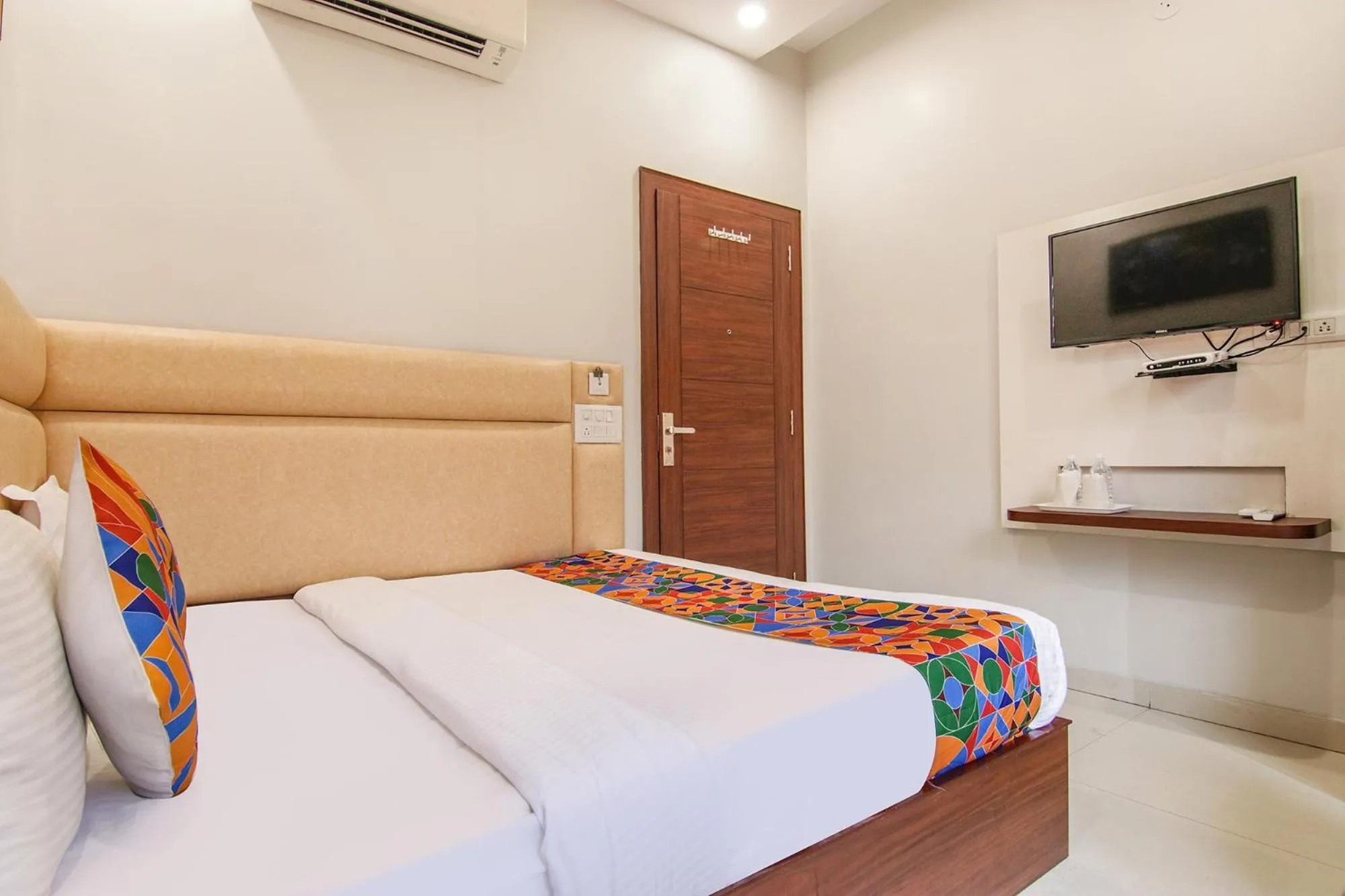 Communal lounge/ TV room, Bed in FabHotel Golden City