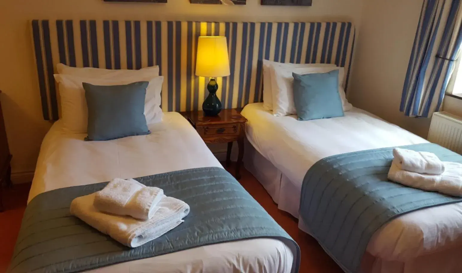 Twin Room with Bath in The Walnut Tree Twin Room with Bath in The Walnut Tree