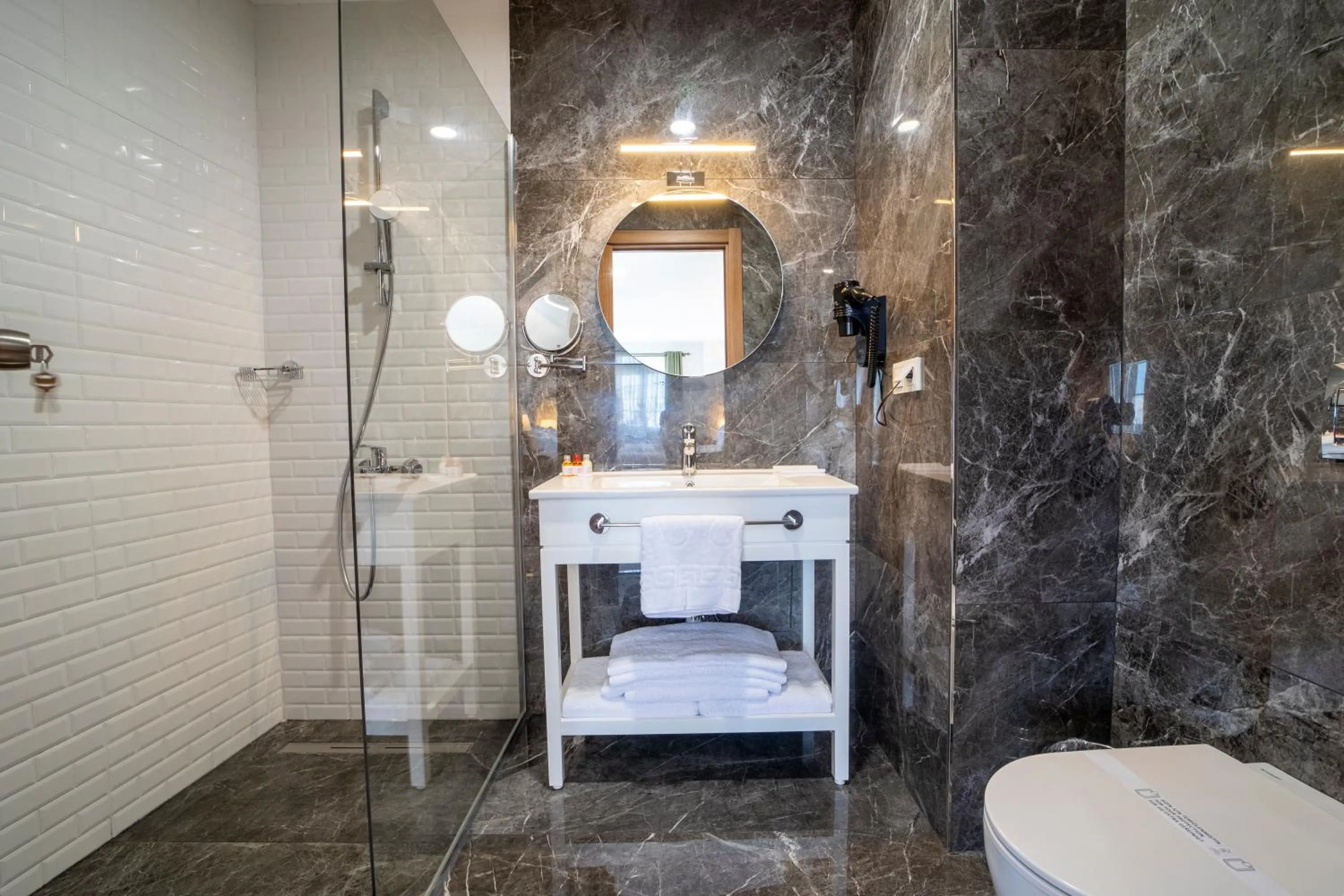 Shower in MELL City Suites Hotel