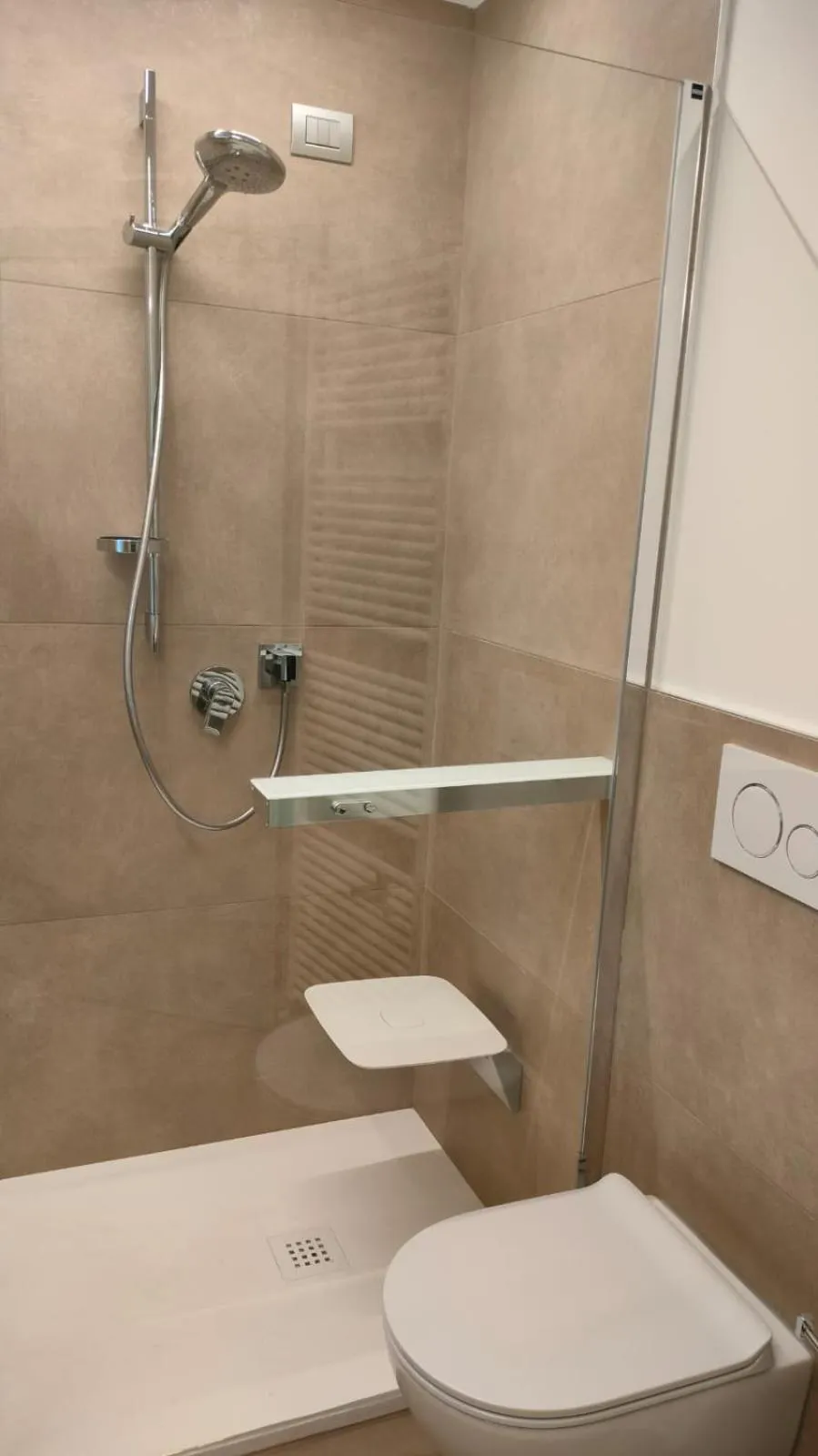 Shower in Hotel Eros Residence