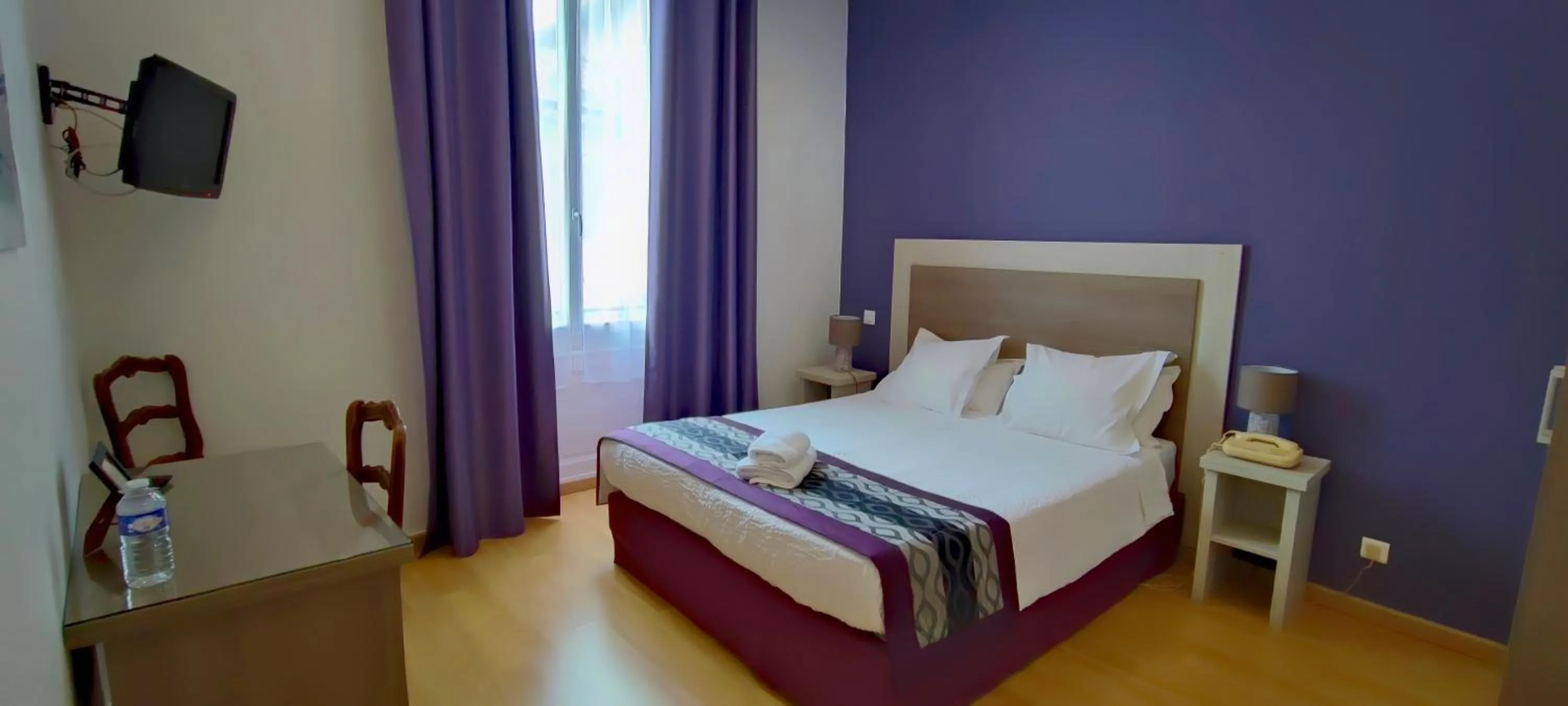 Bed in Logis Grand Hotel Pelisson