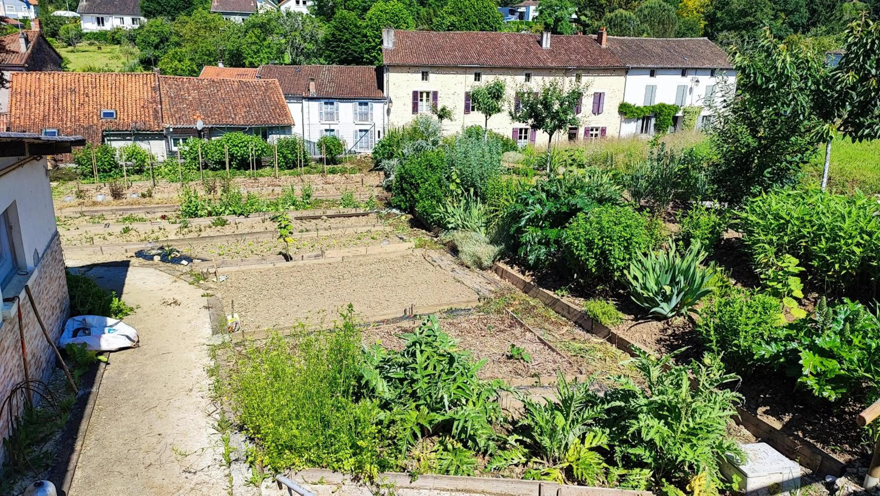Garden in Logis Grand Hotel Pelisson