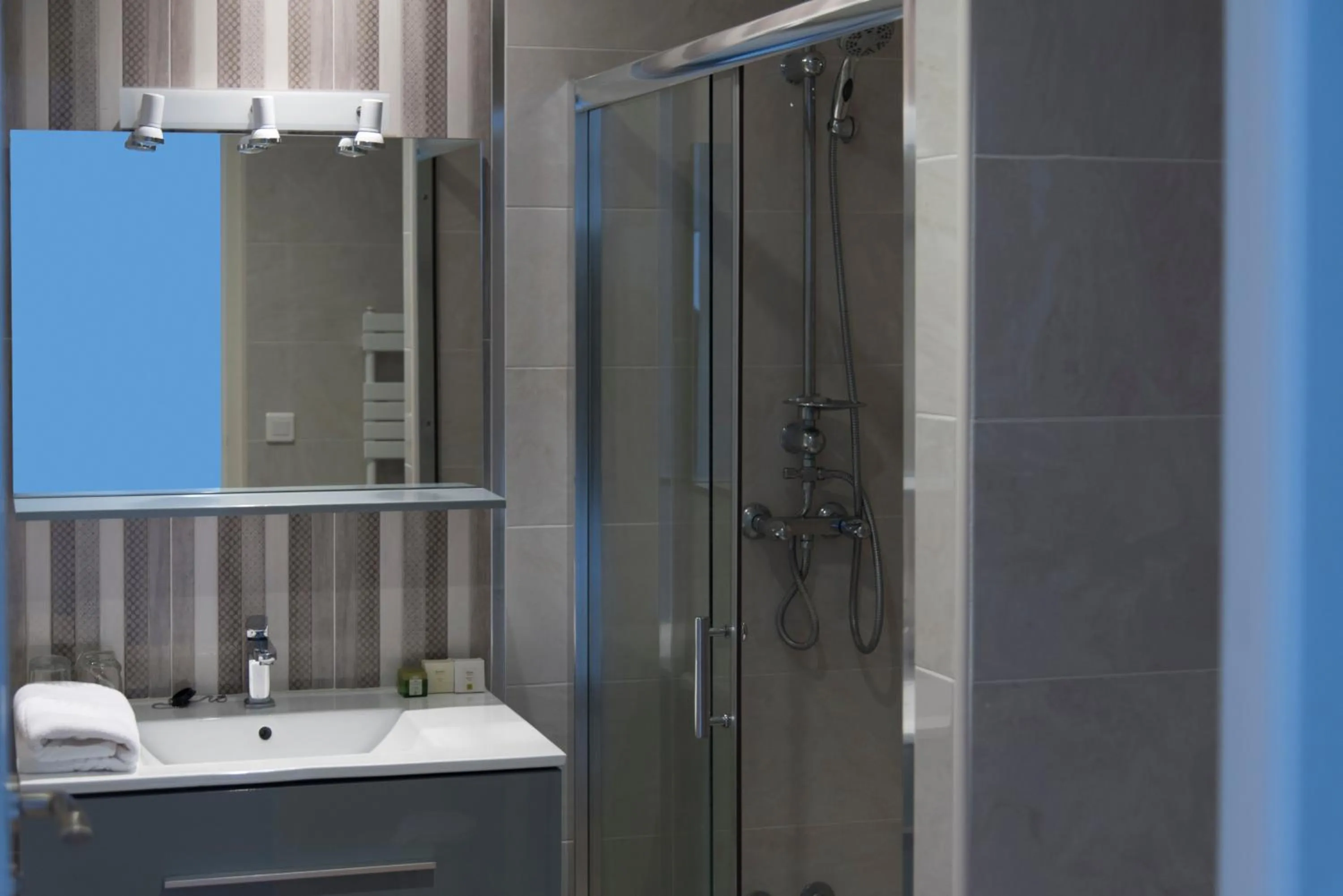 Bathroom in Logis Grand Hotel Pelisson