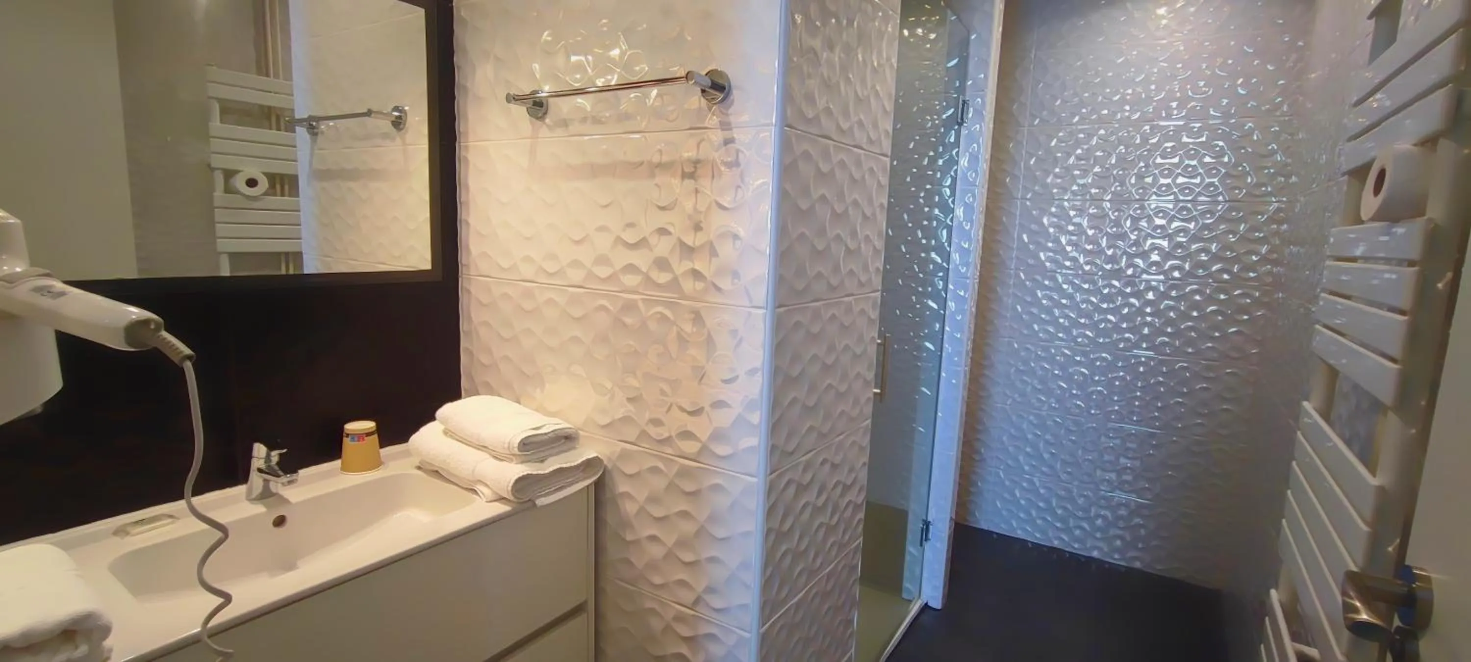 Shower in Logis Grand Hotel Pelisson