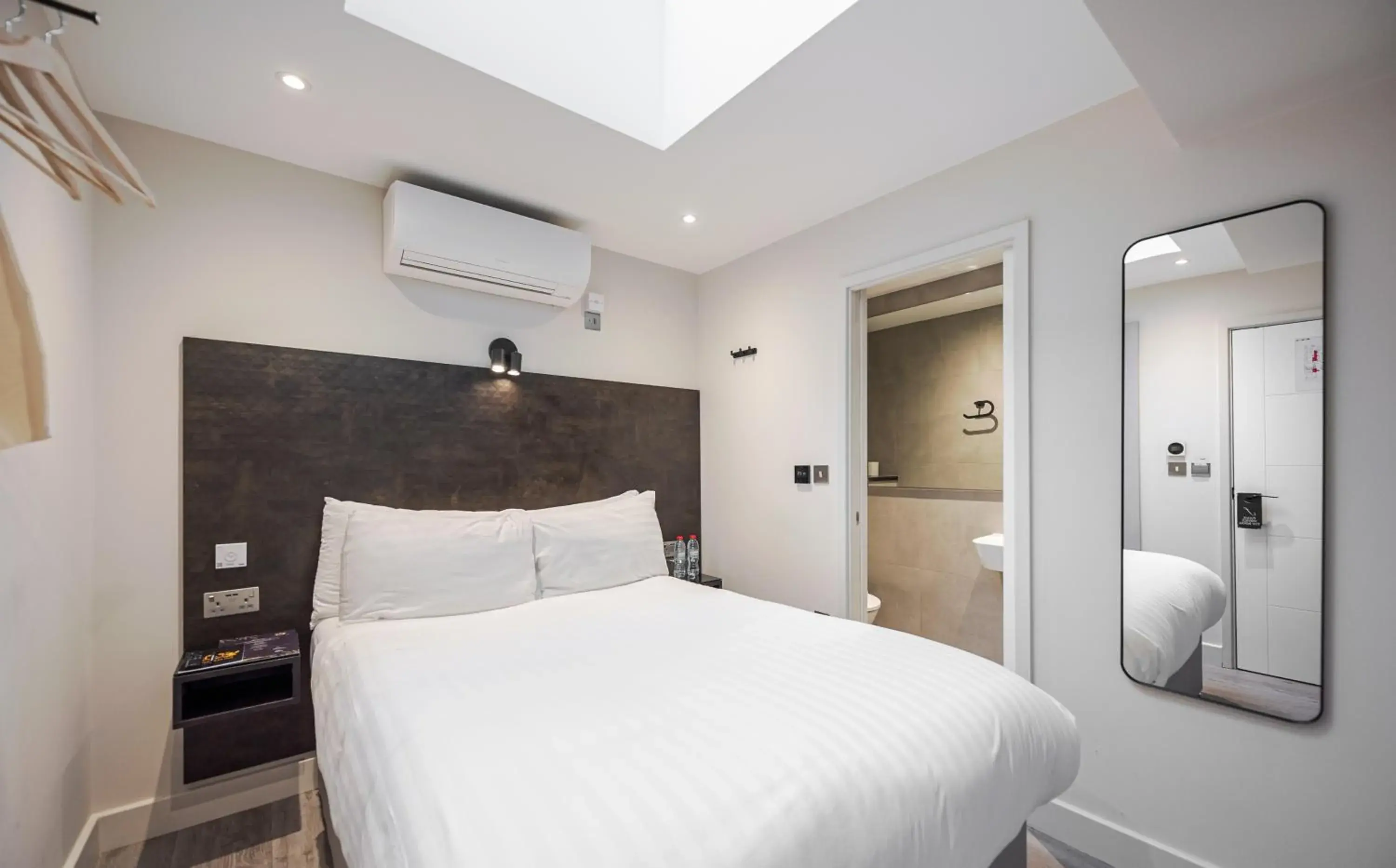 Compact Double Room in St Pancras Inn Compact Double Room in St Pancras Inn