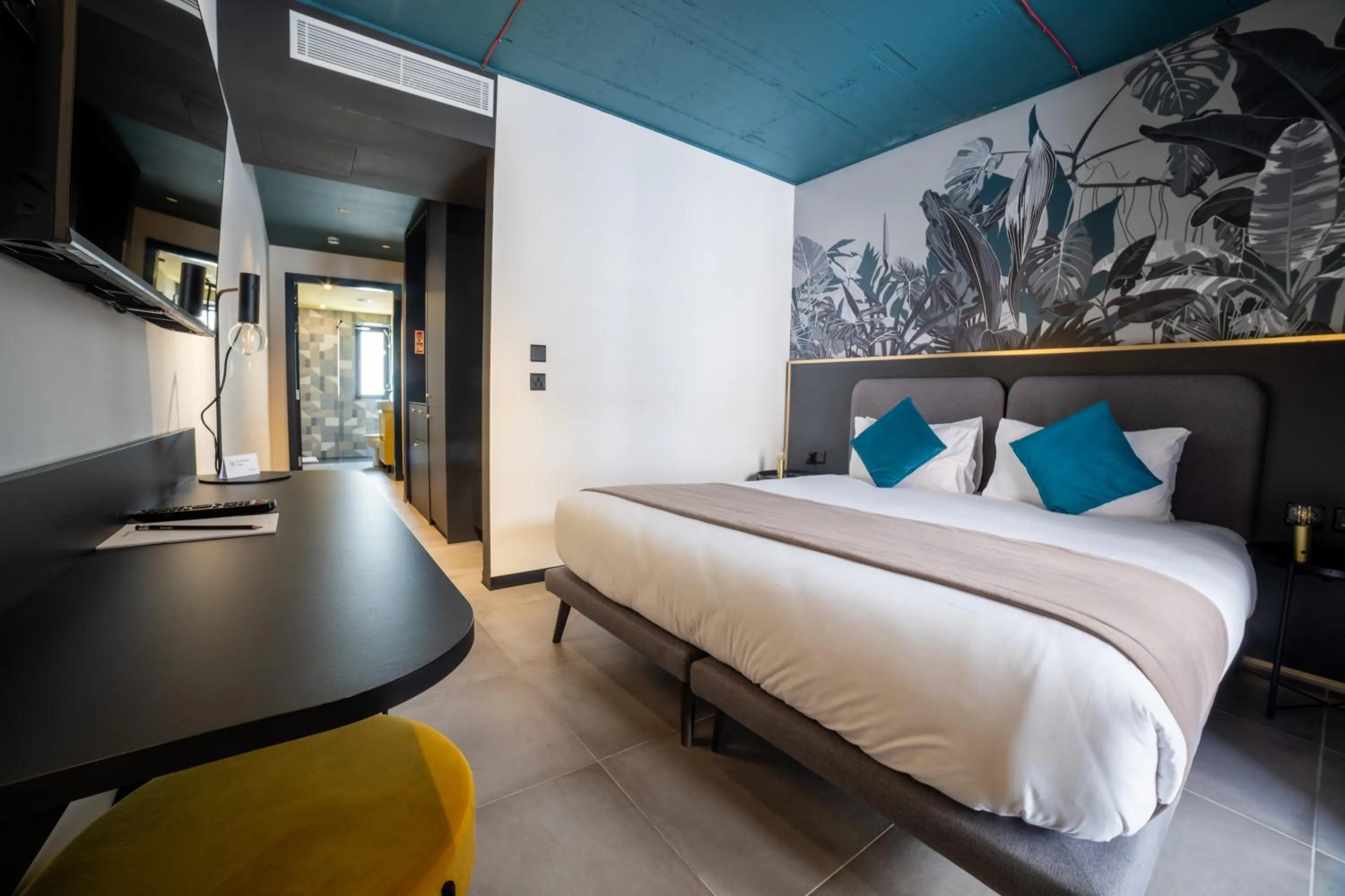 Photo of the whole room, Bed in Eleven by Warren Collection