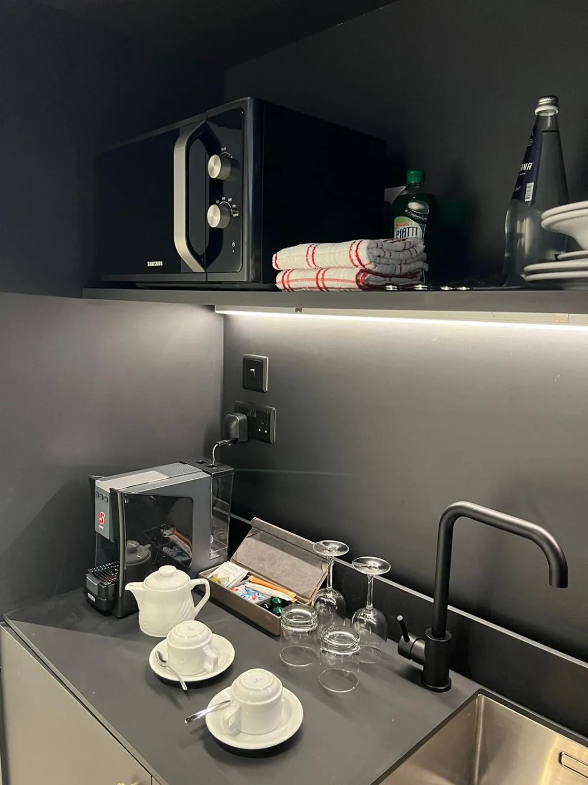 Coffee/tea facilities in Eleven by Warren Collection